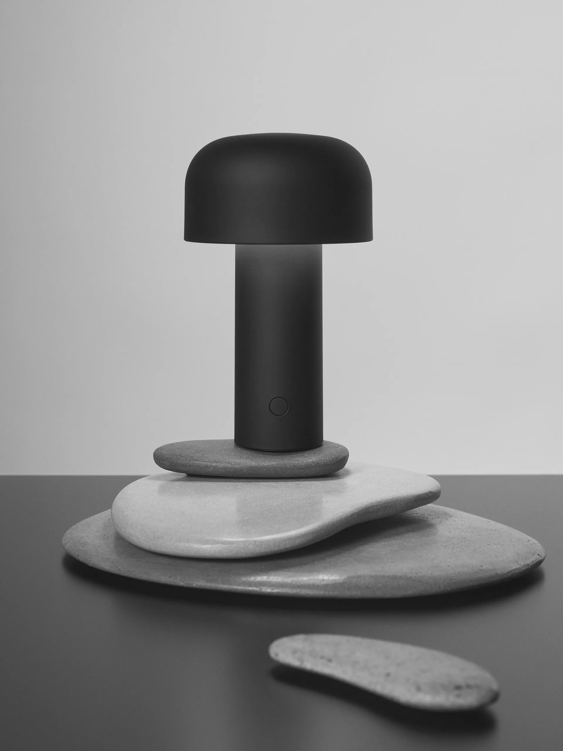 Lampe de table Bellhop portable, Matte black Flos