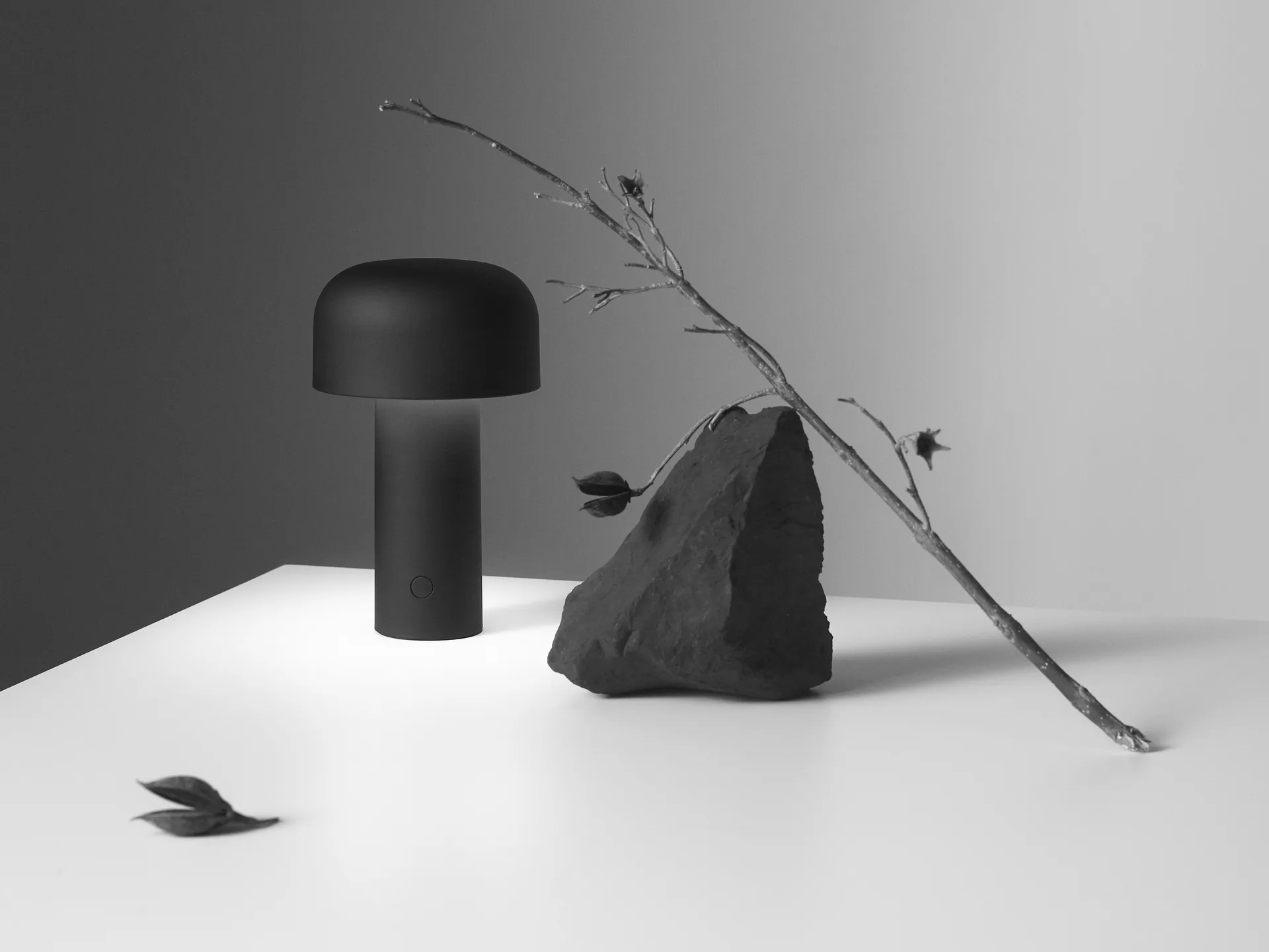 Lampe de table Bellhop portable, Matte black Flos