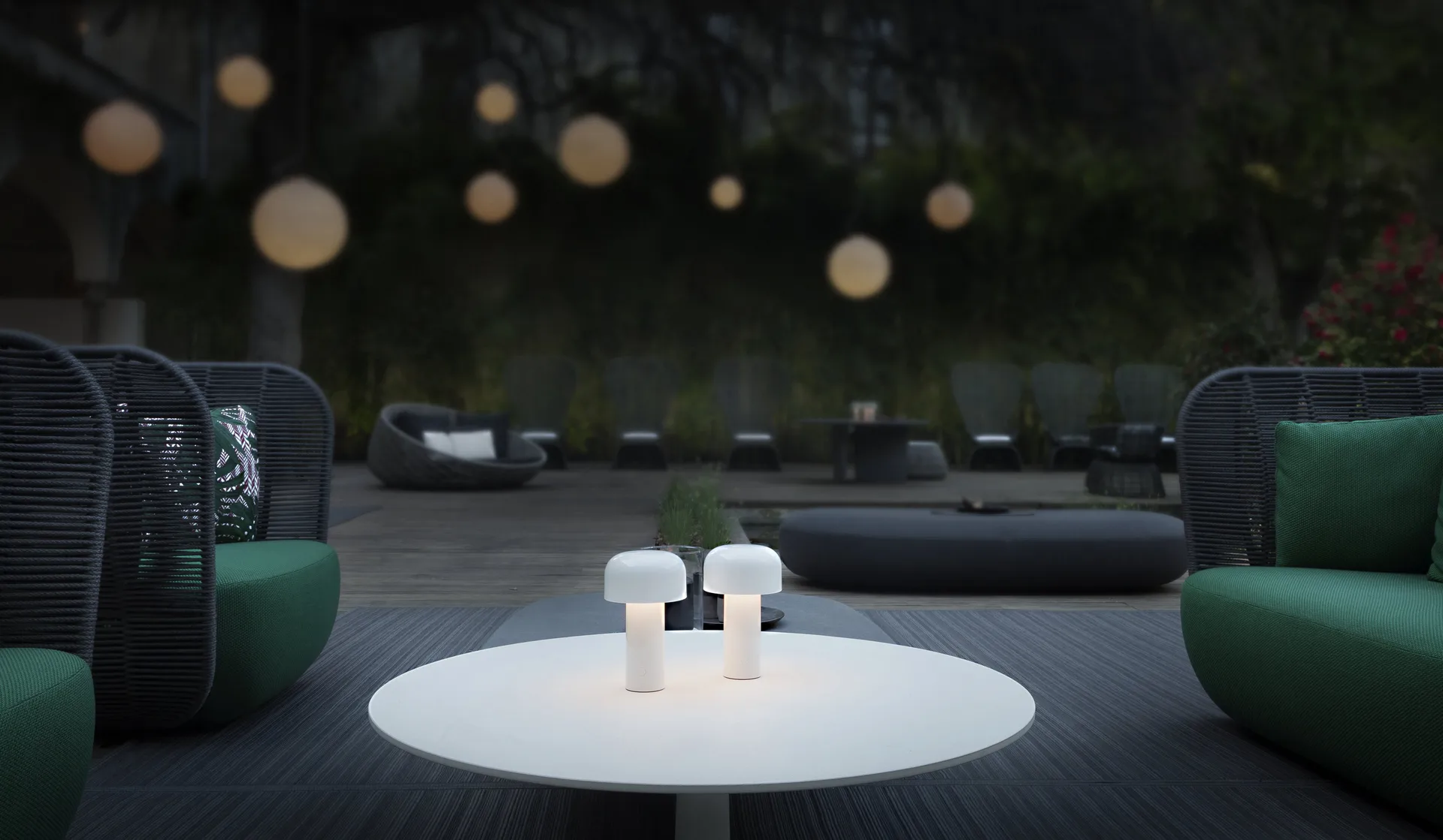 Lampe de table Bellhop portable, White, IP54 (intérieur/extérieur) Flos
