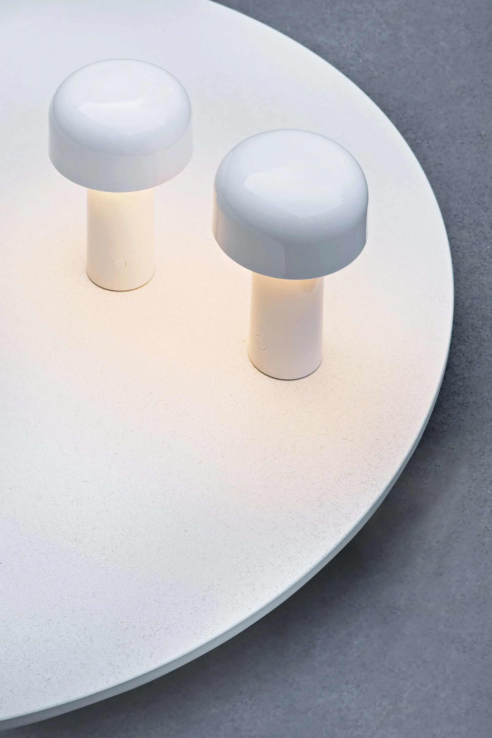 Lampe de table Bellhop portable, White, IP54 (intérieur/extérieur) Flos