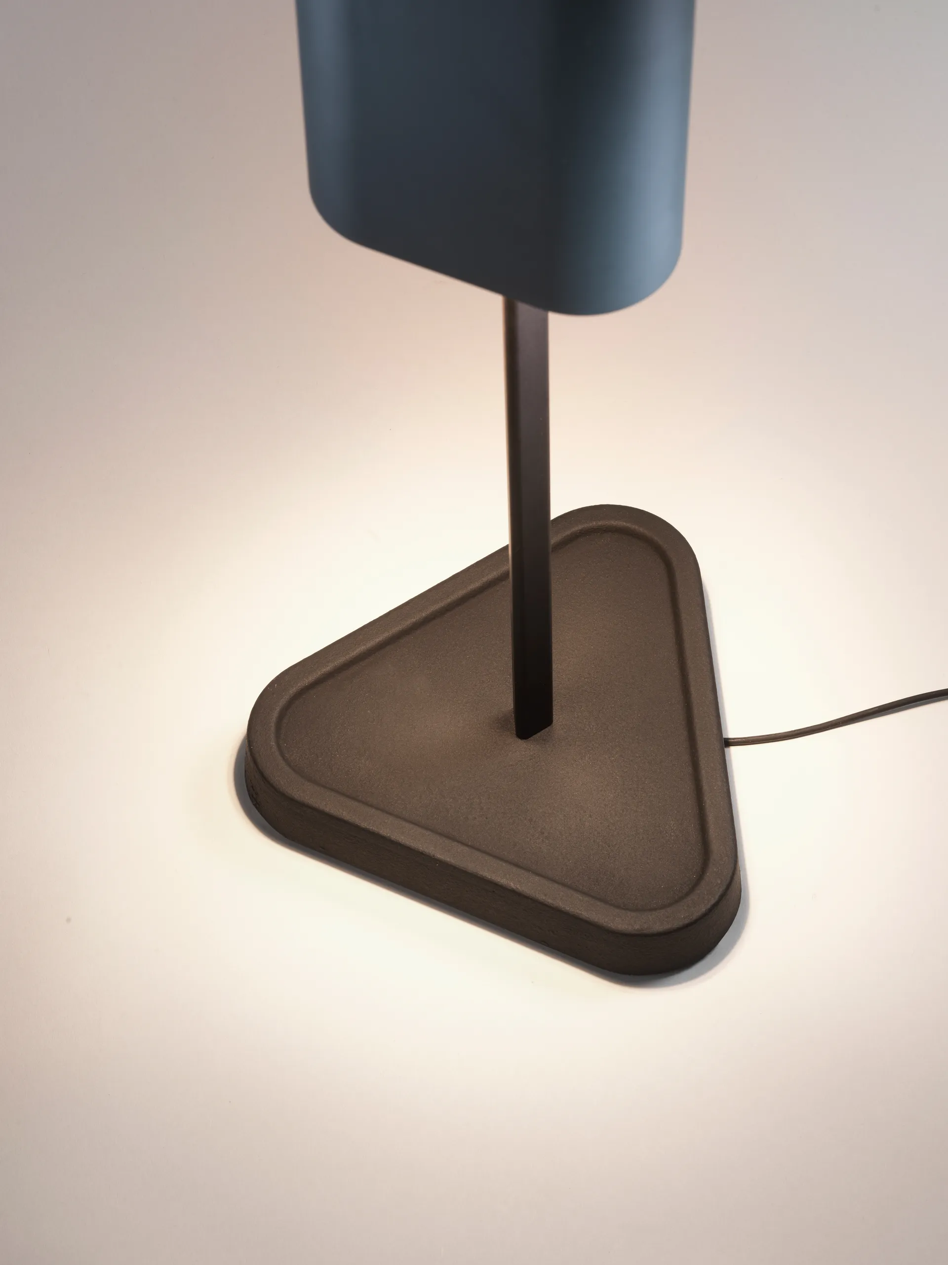 Lampe de table EMI 114 cm, Deep blue Flos