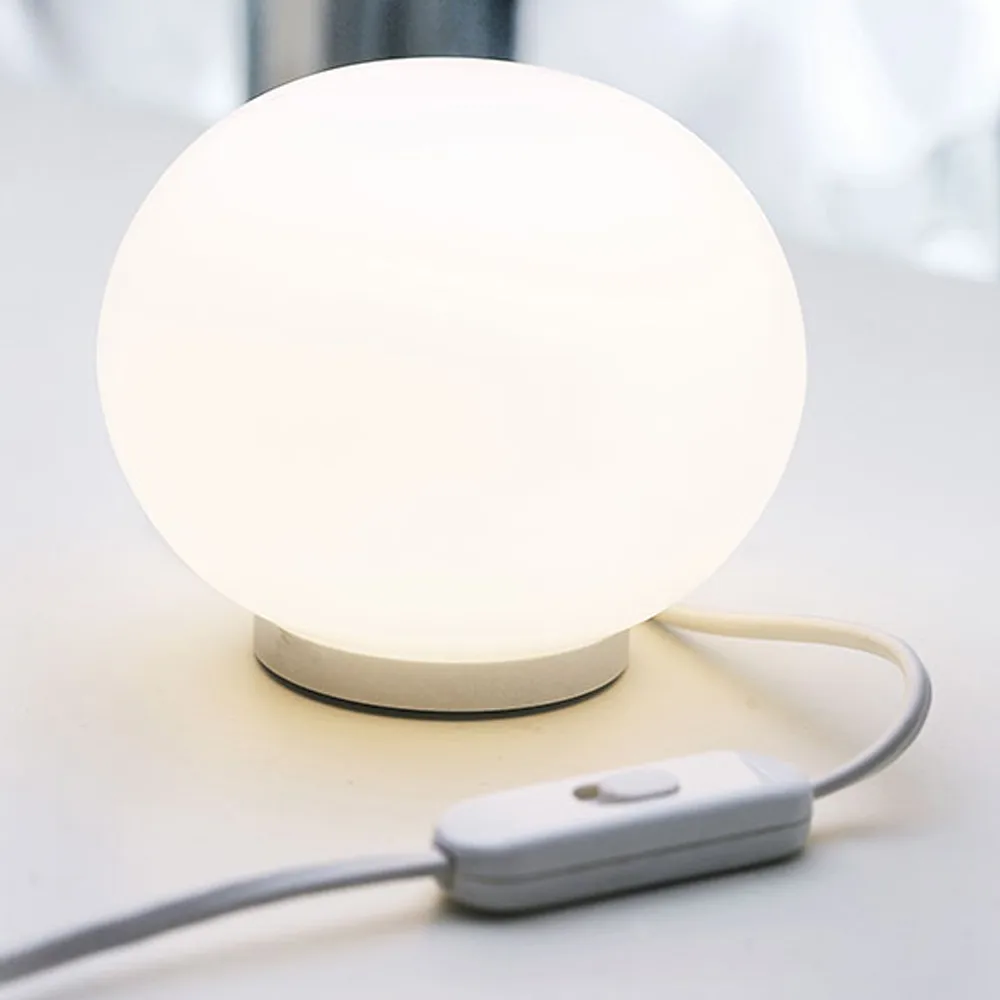 Lampe de table Glo-Ball Mini T, Verre opale blanc Flos