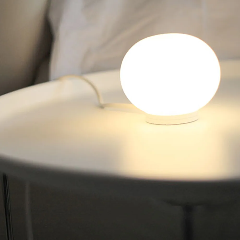 Lampe de table Glo-Ball Mini T, Verre opale blanc Flos