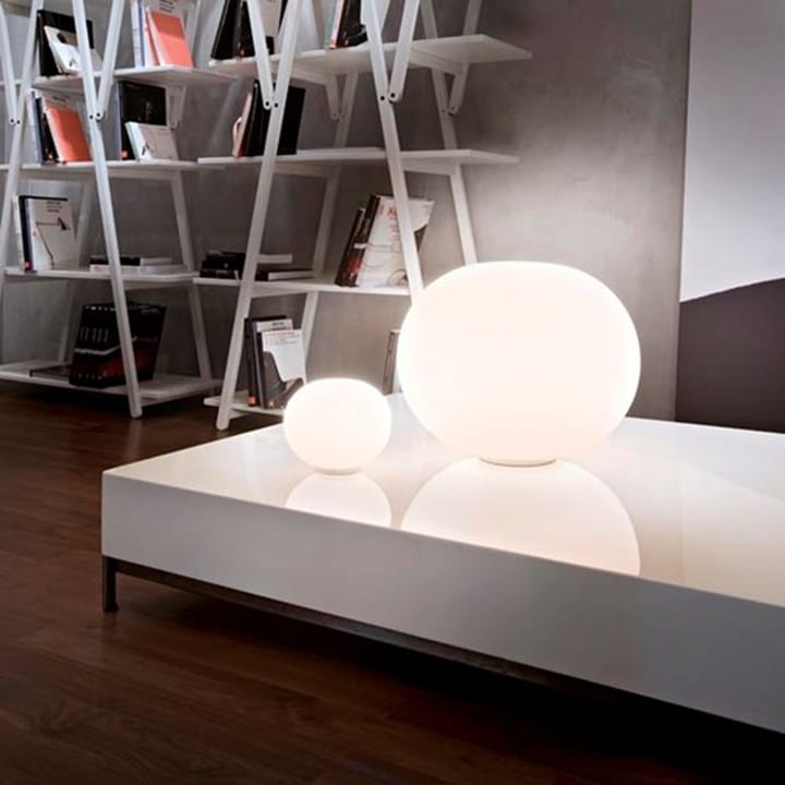 Lampe de table Glo-ball T1, Verre opalin blanc - pied mat argenté Flos