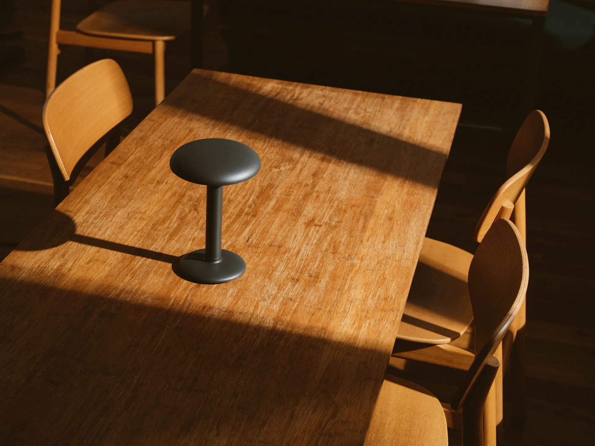 Lampe de table Gustave Residential portable, Matte anthracite Flos