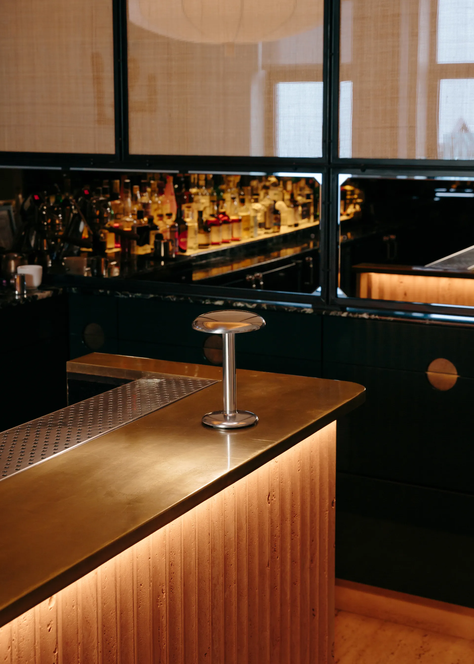 Lampe de table Gustave Residential portable, Polished silver Flos