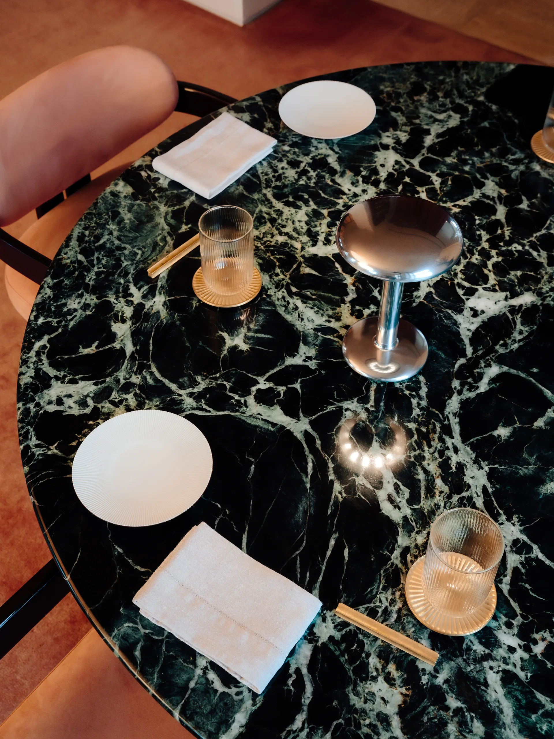 Lampe de table Gustave Residential portable, Polished silver Flos