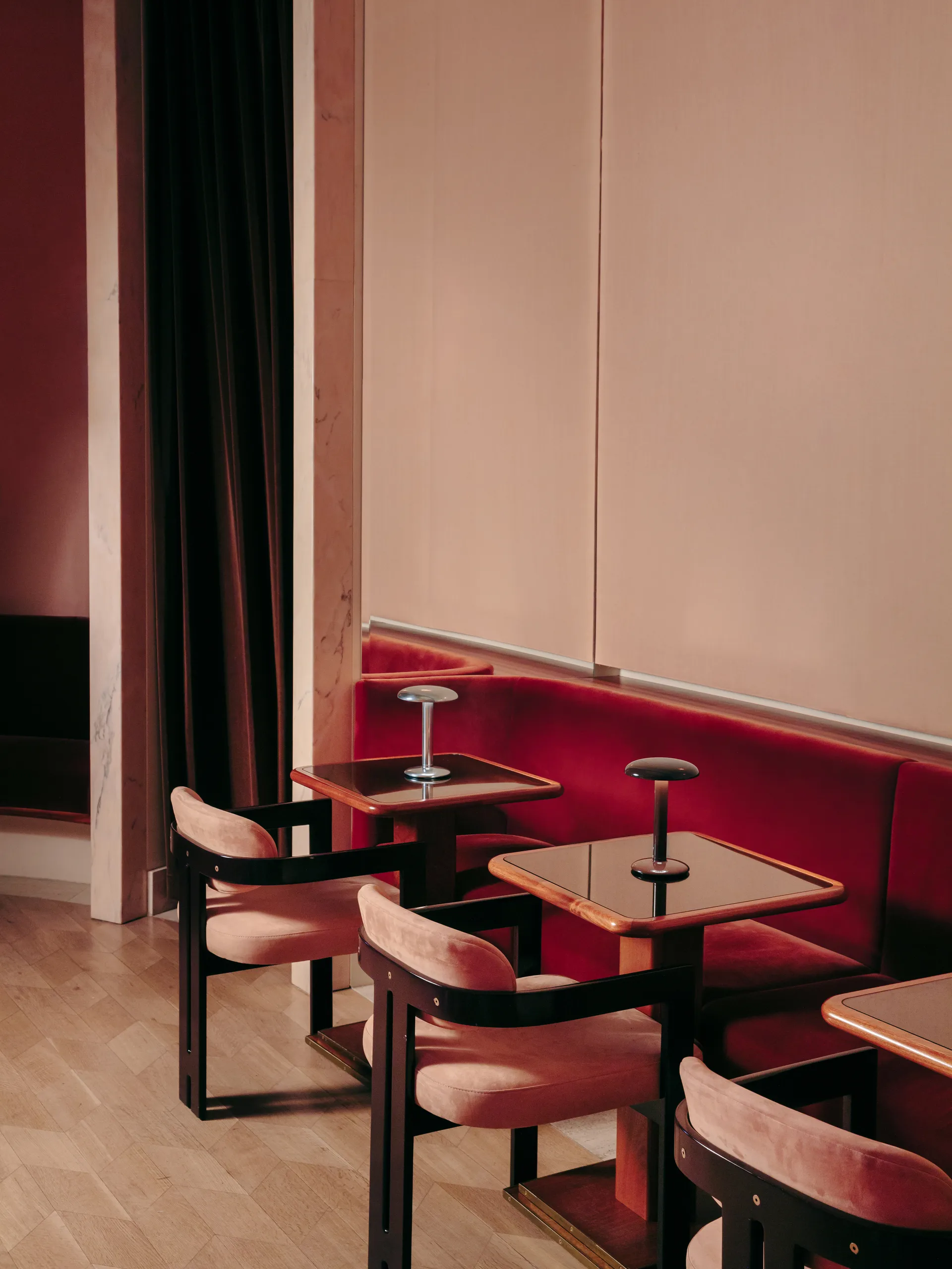 Lampe de table Gustave Residential portable, Polished silver Flos