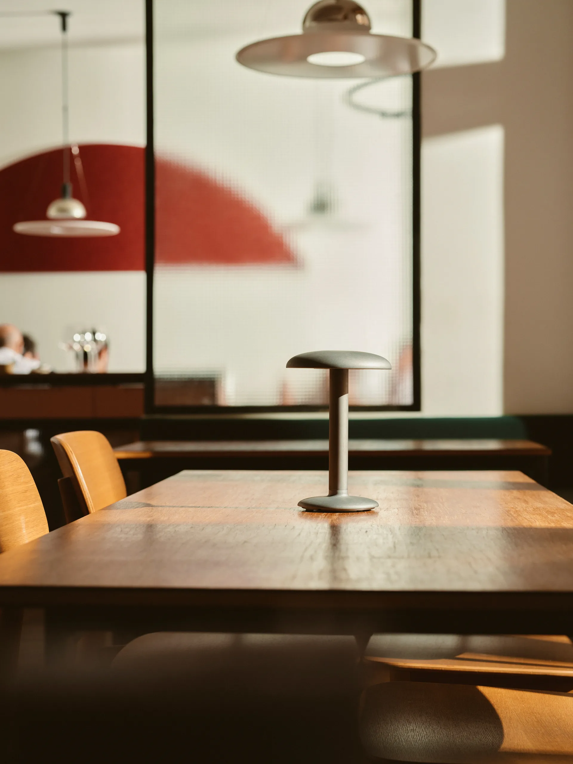 Lampe de table Gustave Residential portable, Raw aluminium Flos