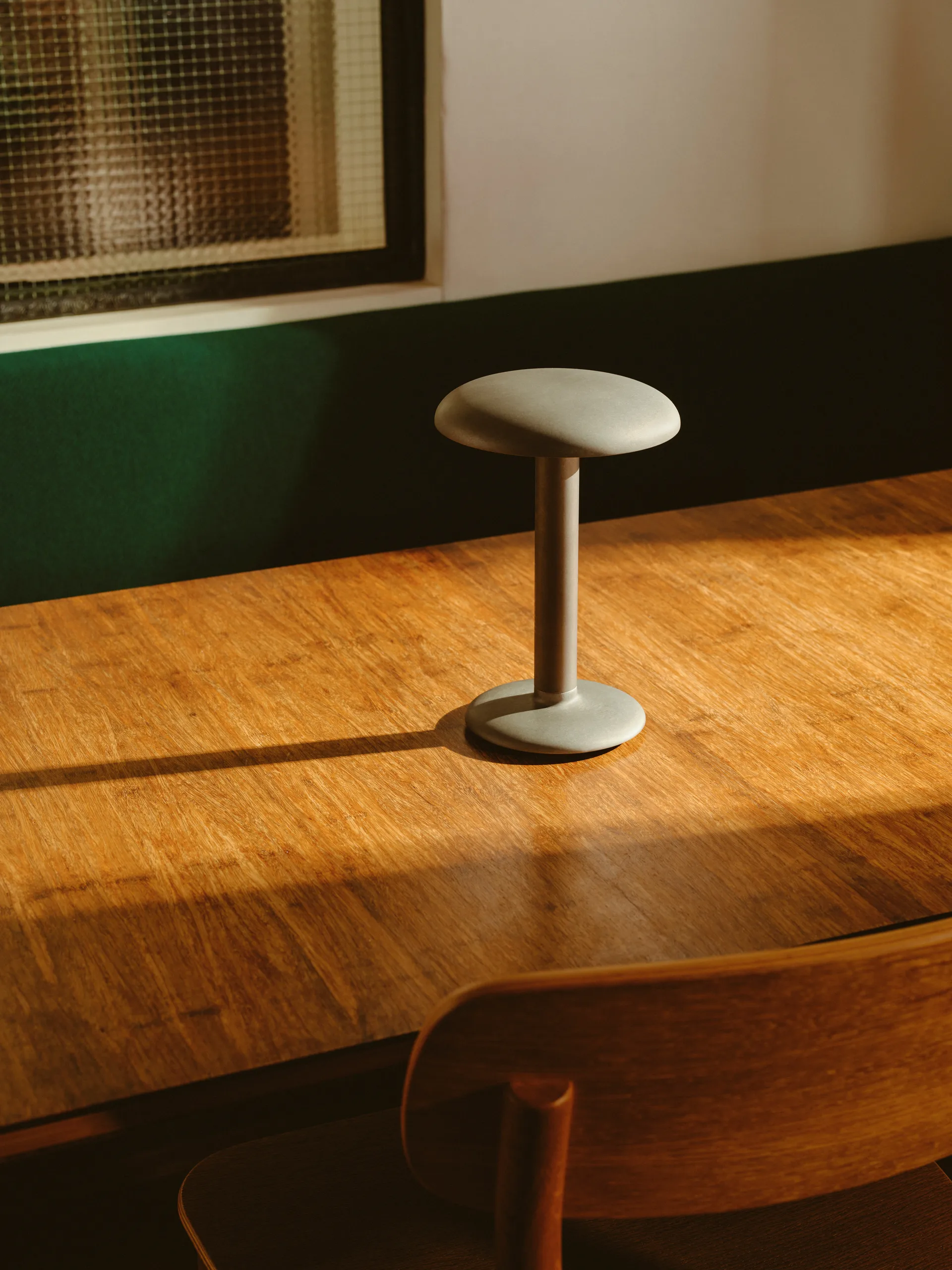 Lampe de table Gustave Residential portable, Raw aluminium Flos