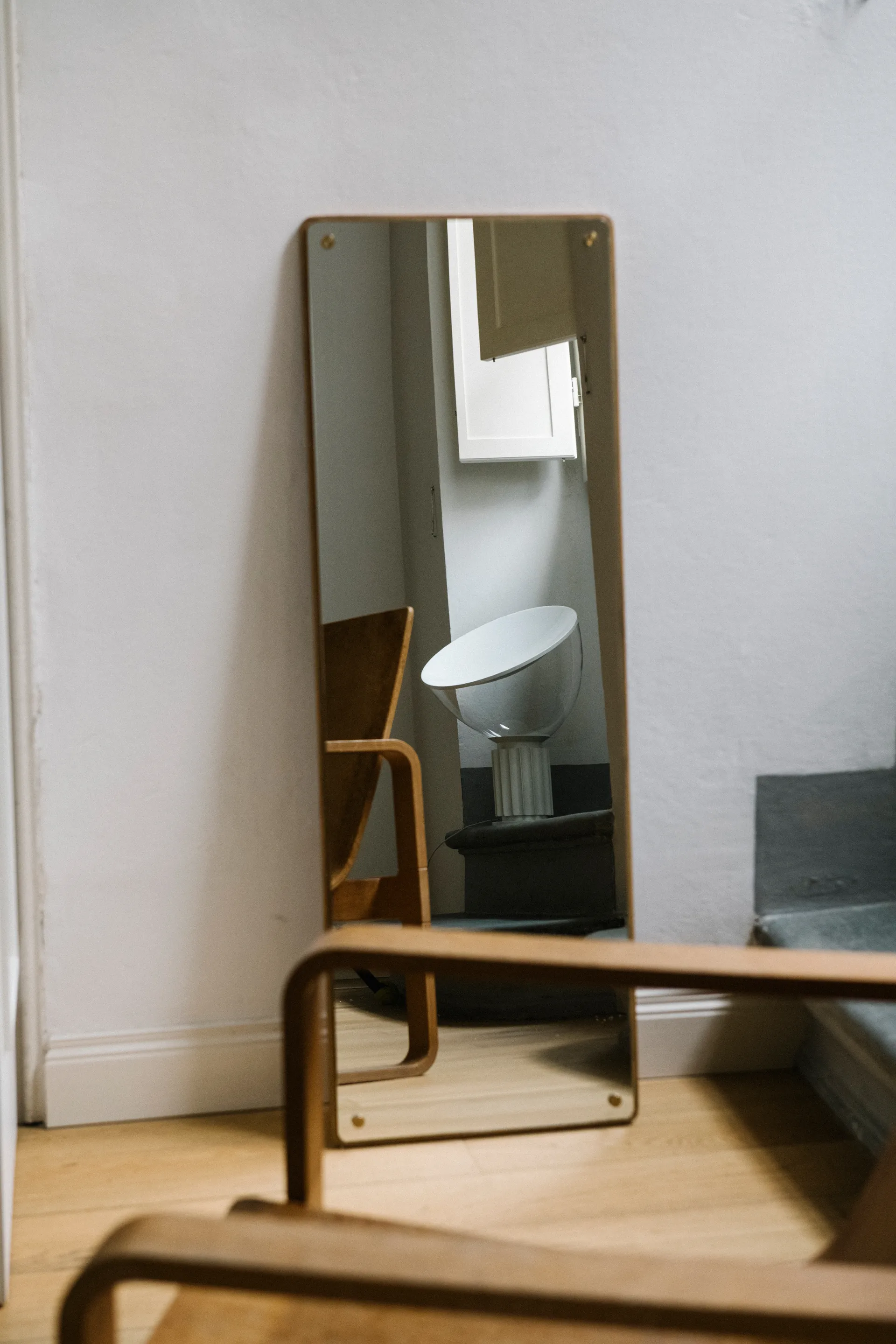 Lampe de table Taccia Small LED 48,5 cm, Mat blanc - globe en verre Flos