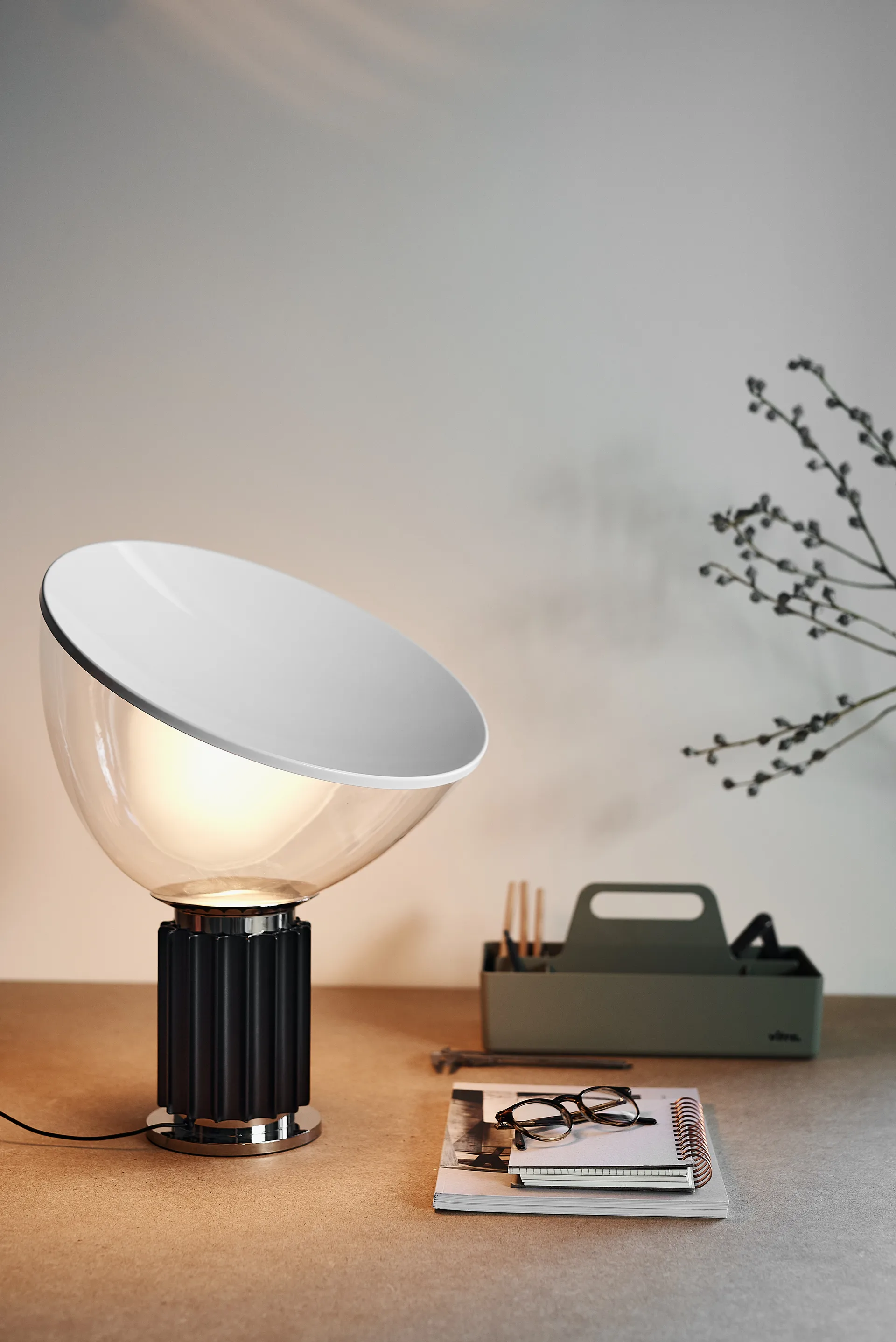 Lampe de table Taccia Small LED 48,5 cm, Noir-coupole en verre Flos