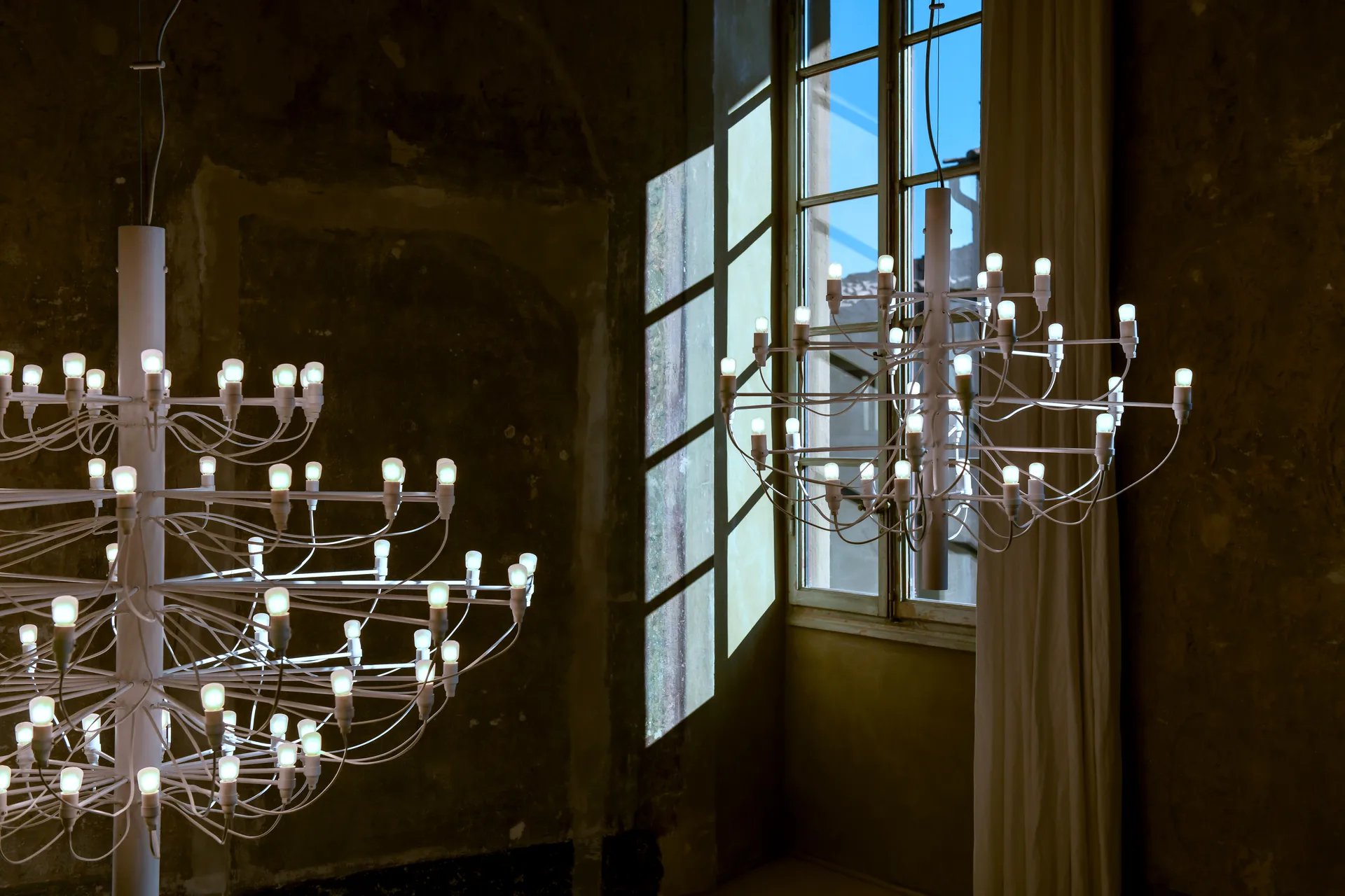 Lustre 2097 Sarfatti, Matt blanc 30 lampes Flos