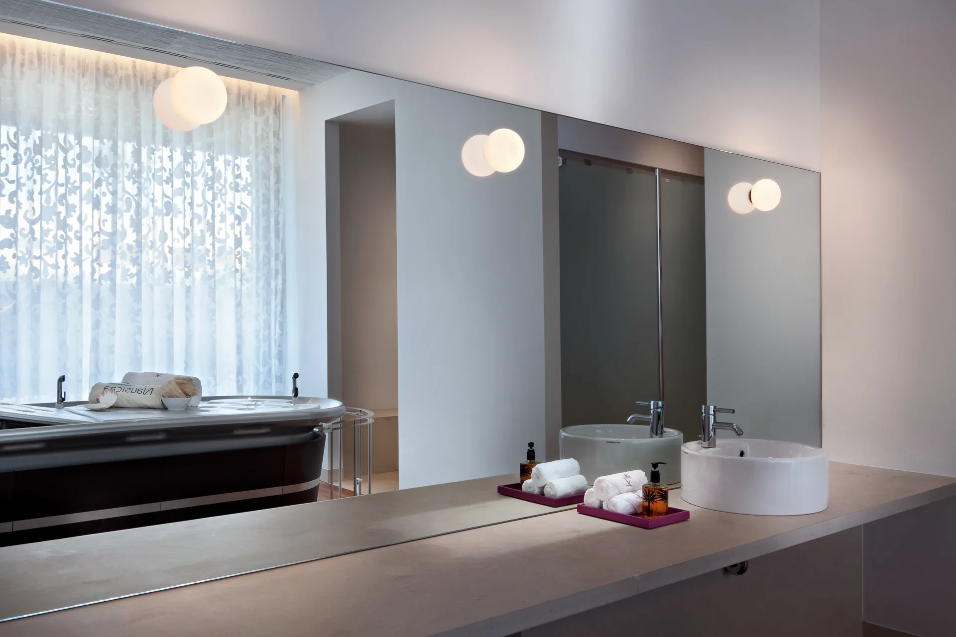 Mini Glo-Ball CW applique et plafonnier montage sur miroir, Blanc Flos