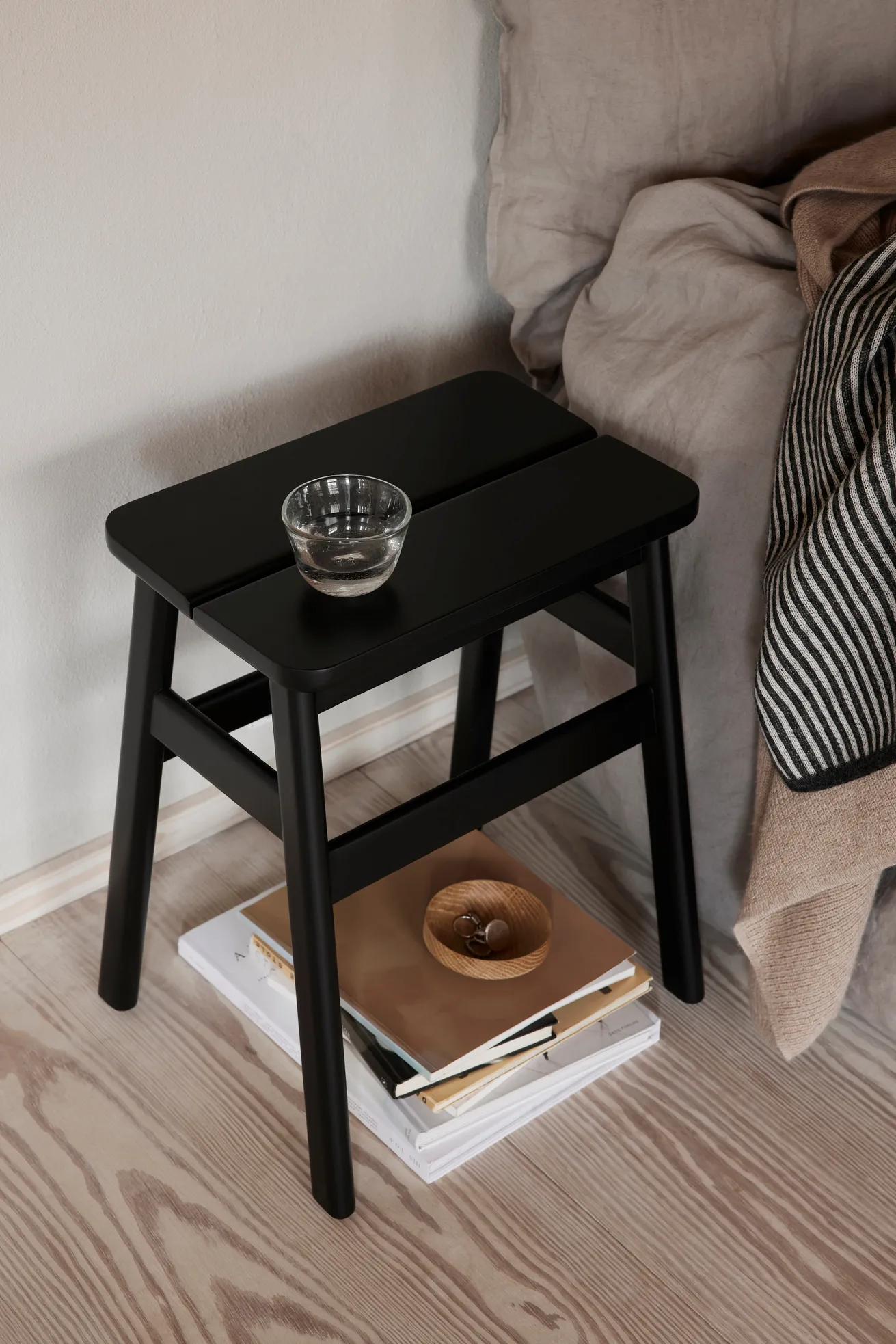 Angle Standard tabouret rond 45 cm, Noir, Ø32x46 cm Form & Refine