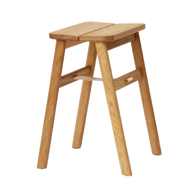 Form & Refine Tabouret pliant Angle Chêne | Design Scandinave | Tabourets | Marron