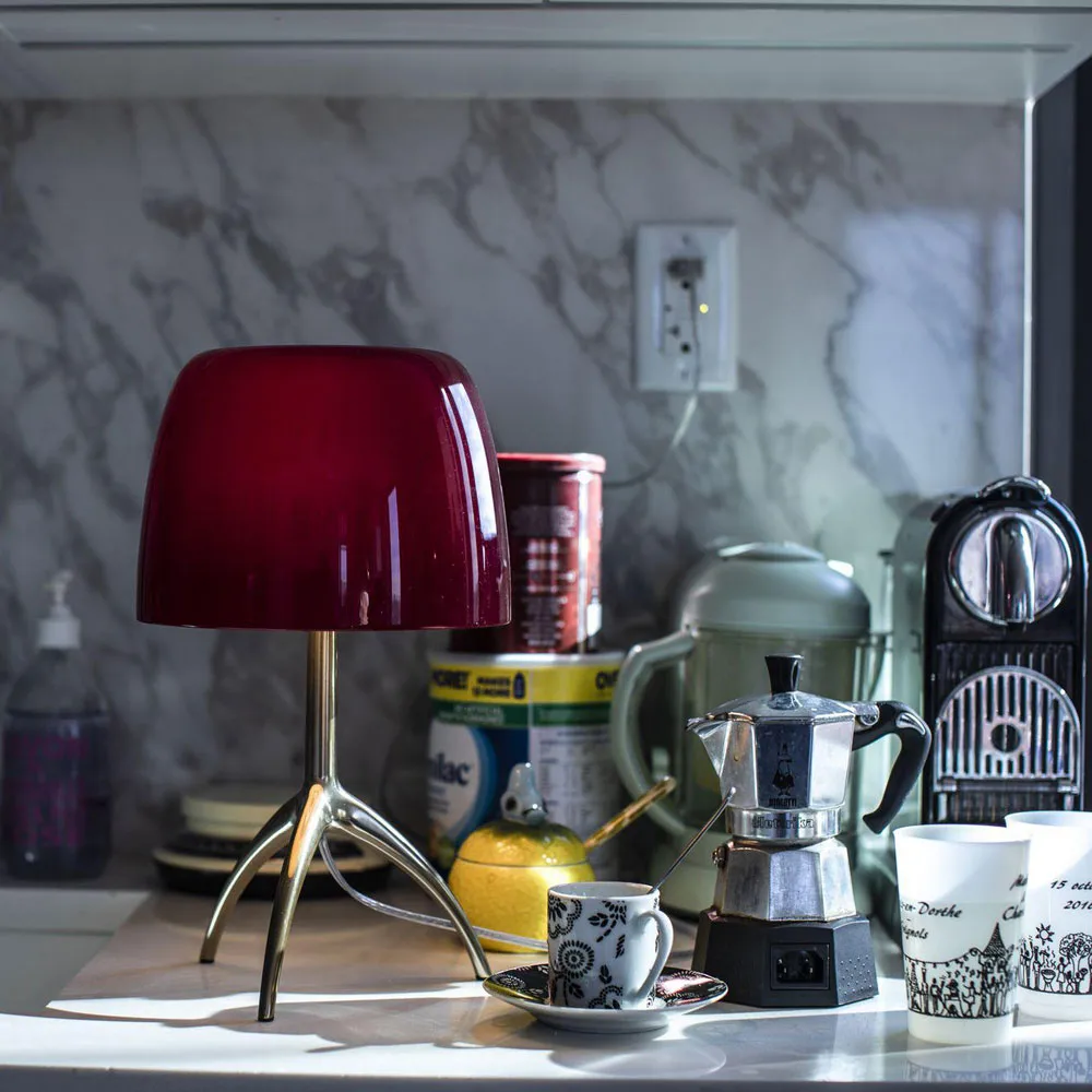 Lampe de table Lumiere Piccola Dimbar, Abat-jour rouge cerise–pied couleur champagne Foscarini