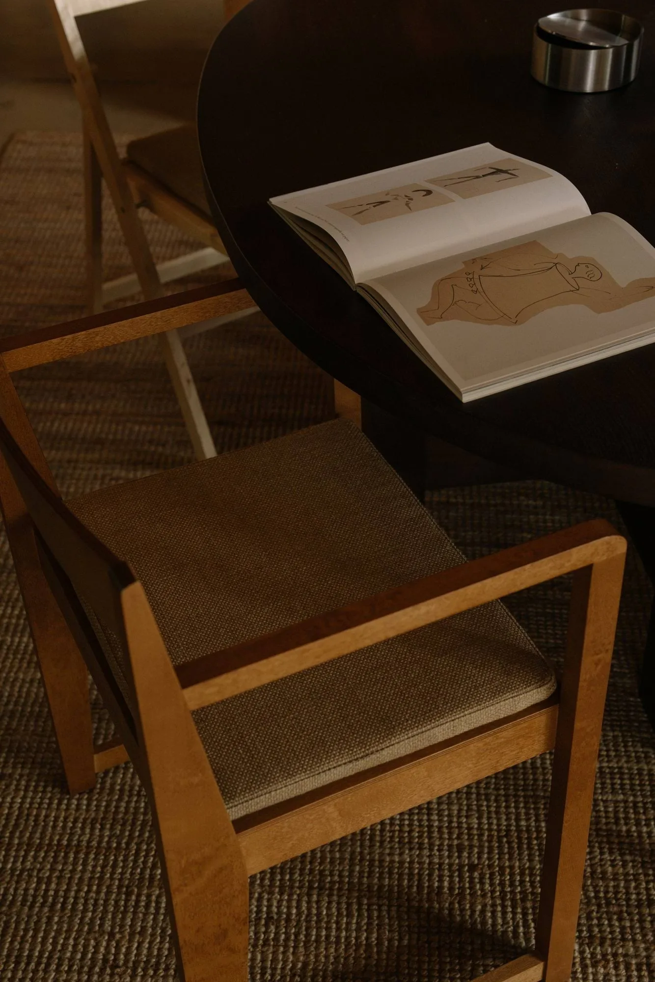 Chaise avec accoudoirs Armrest Chair 01, Bouleau brun foncé FRAMA