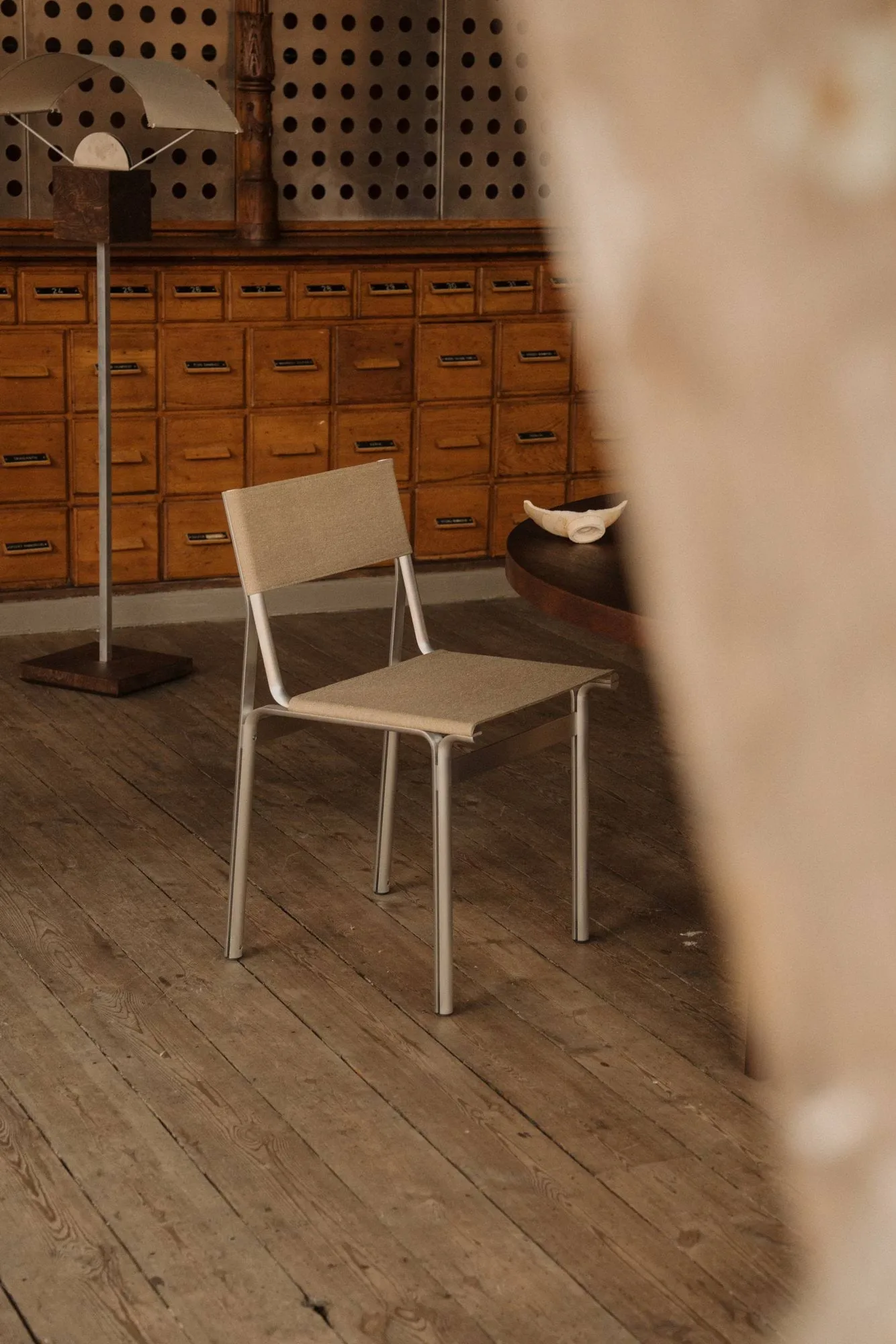 Chaise Union, Aluminium-Sandstone Linen FRAMA