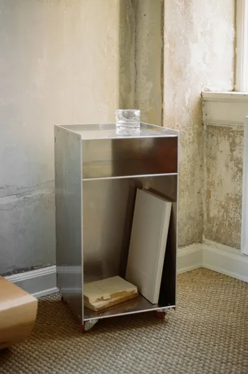 Table d'appoint à roulettes Rivet Cart - Aluminium, 32,8x33,8x65 cm - FRAMA