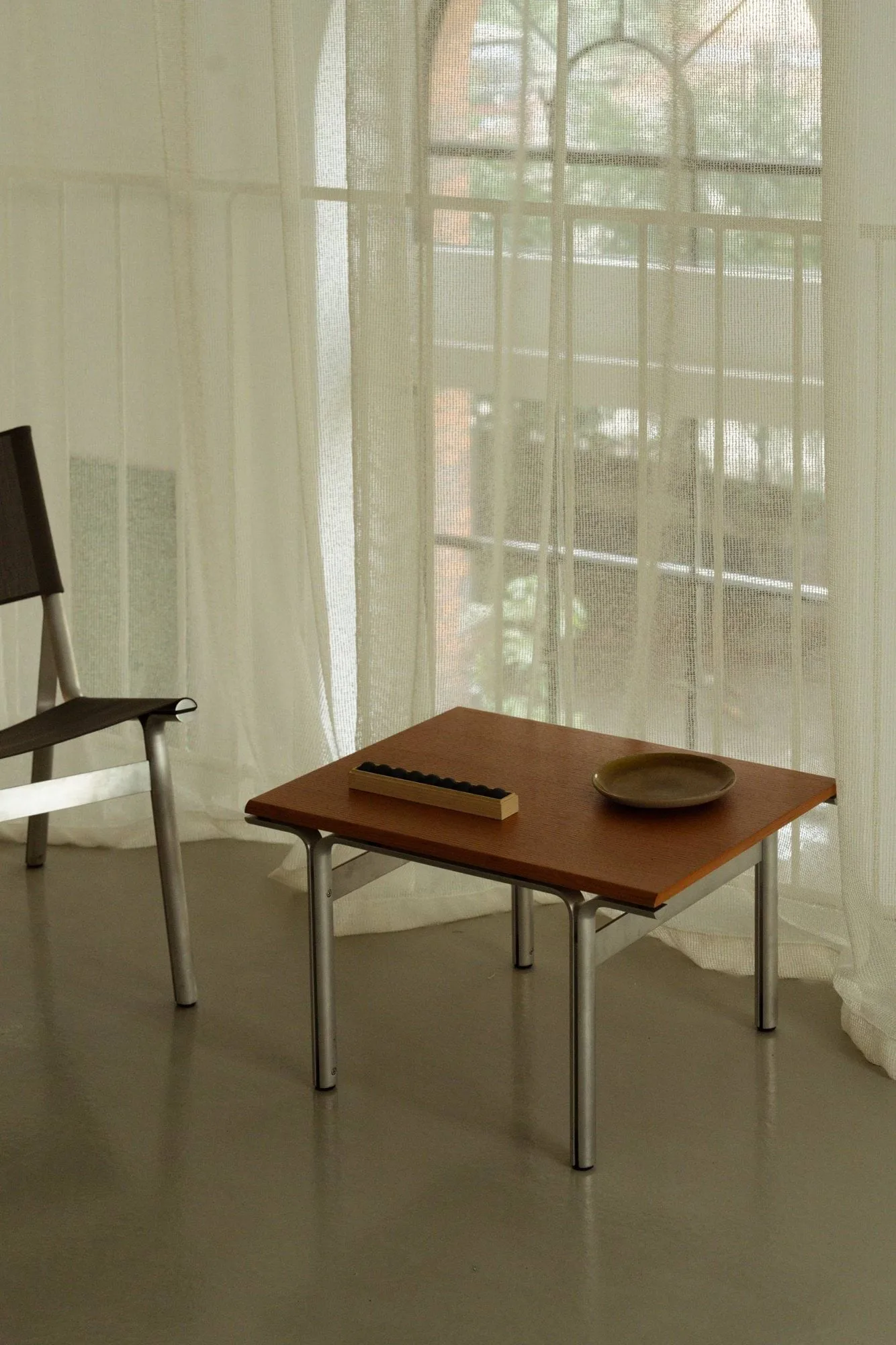 Table d'appoint Union, Aluminium-frêne brun chaud, 60x45x34 cm FRAMA