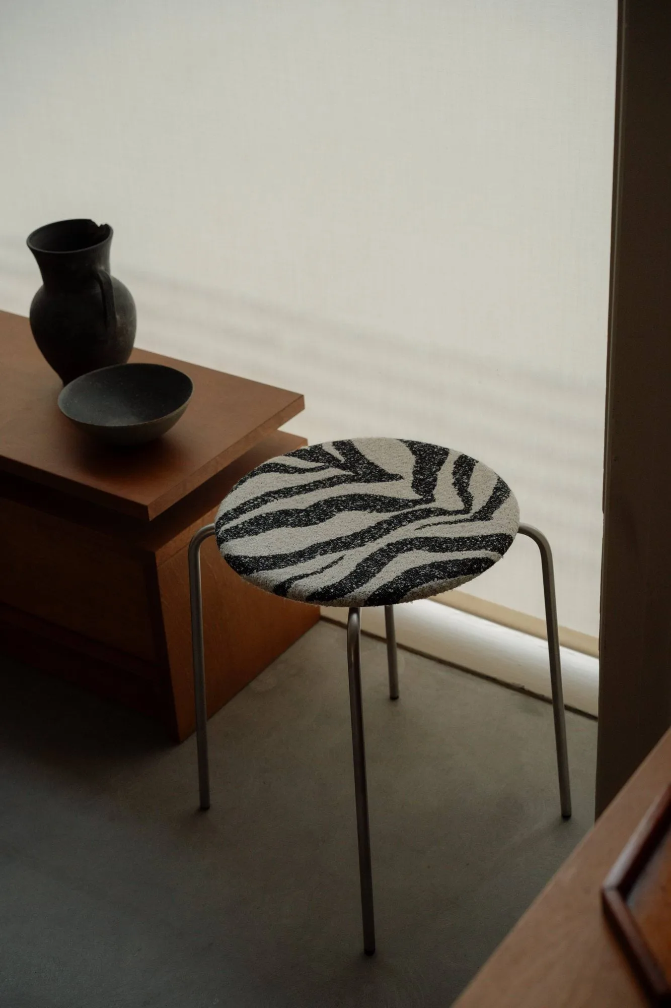 Tabouret rond Petit Rond, Acier inoxydable-tissu Zebra FRAMA