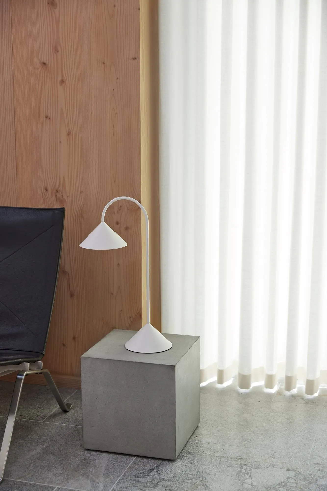 Lampe de table portable Grasp, Matt White, 47 cm Frandsen