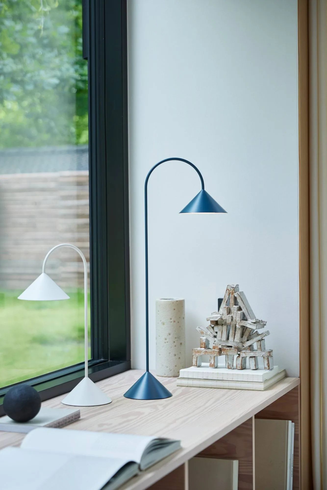 Lampe de table portable Grasp, Matt White, 47 cm Frandsen