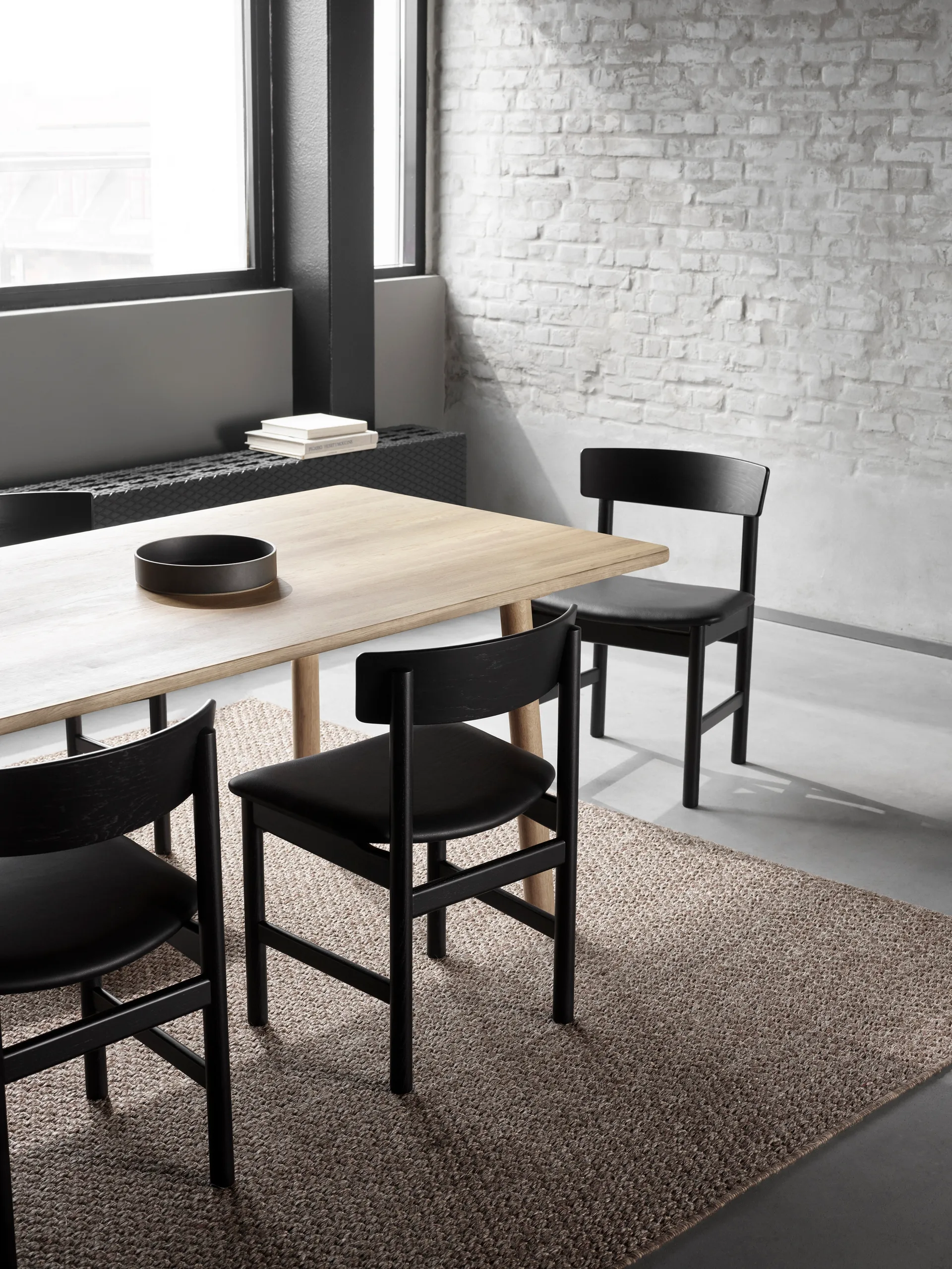 Chaise J39, Bouleau peint noir-cuir Omni 301 noir Fredericia Furniture