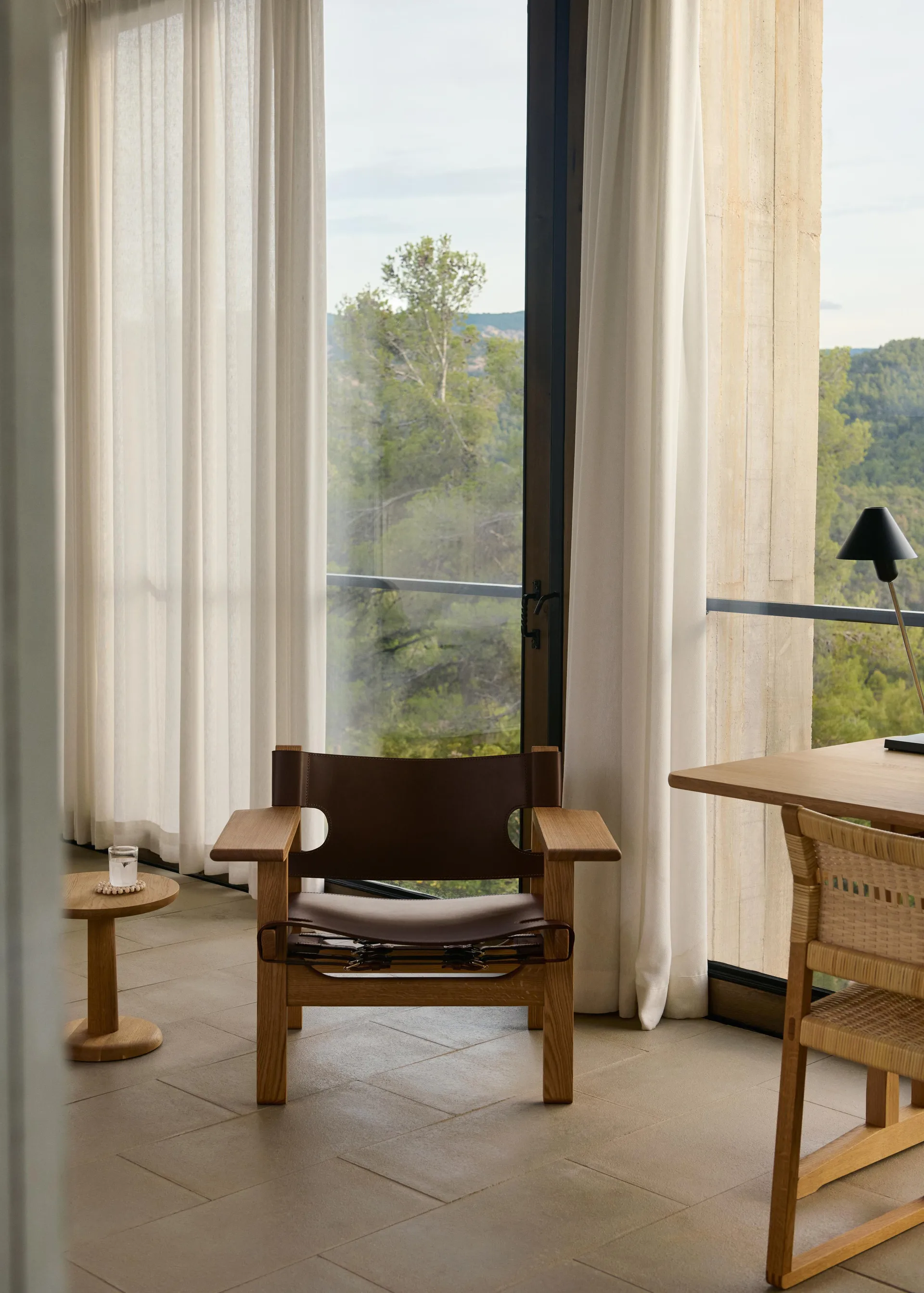 Fauteuil Den spanske stol, Cuir brun foncé-chêne huilé Fredericia Furniture