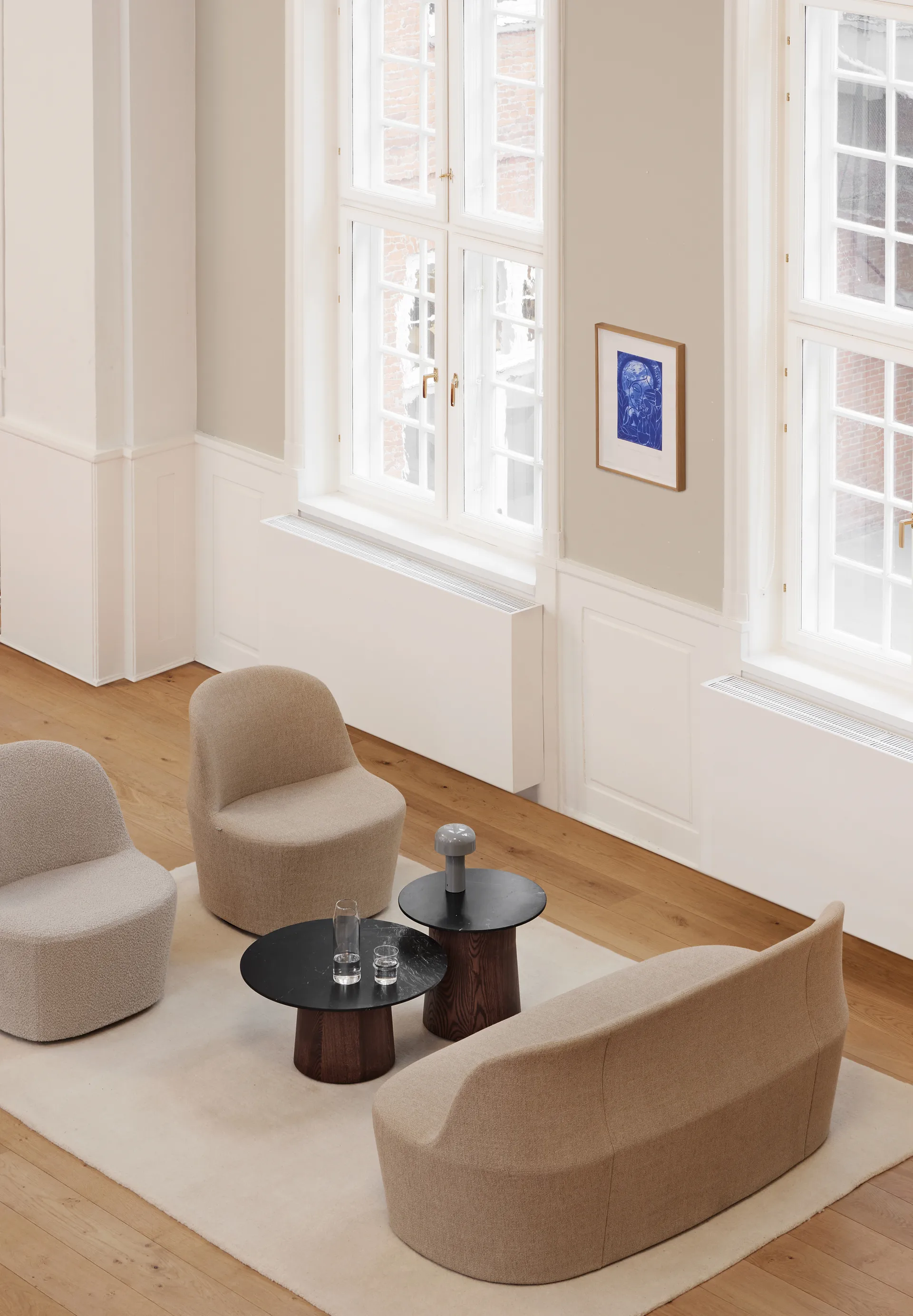 Table basse Niveau Ø61cm, Black Marquina-ash brown stained Fredericia Furniture