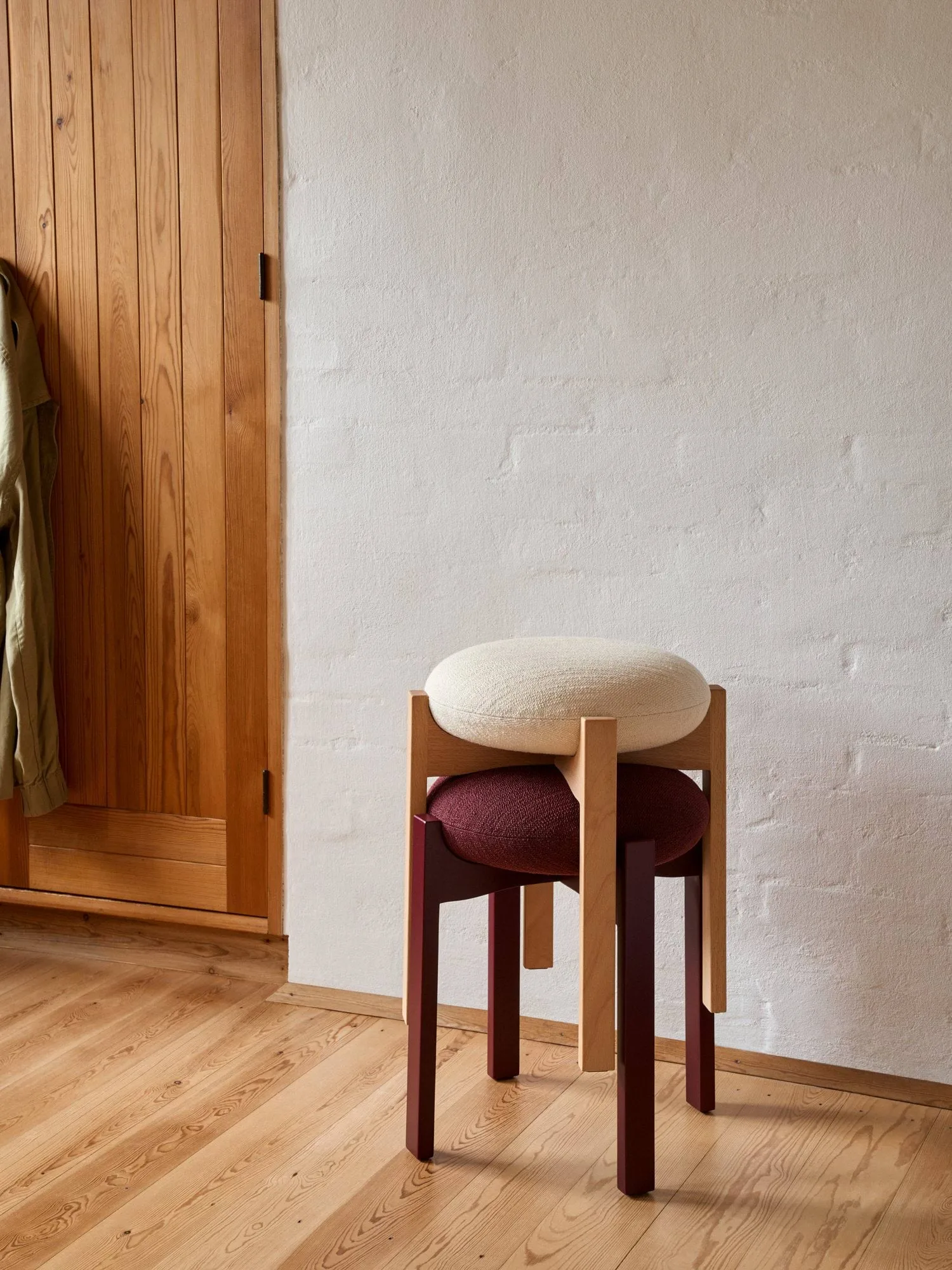 Tabouret Pioneer bas, Odino NE22 off white-hêtre huilé Fredericia Furniture
