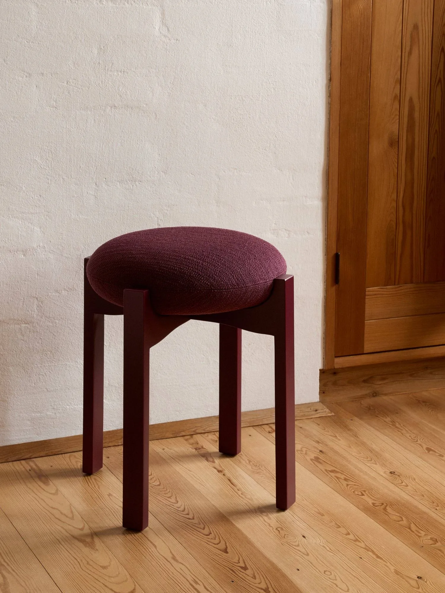 Tabouret Pioneer bas, Odino RC43 bordeaux-bordeaux hêtre Fredericia Furniture