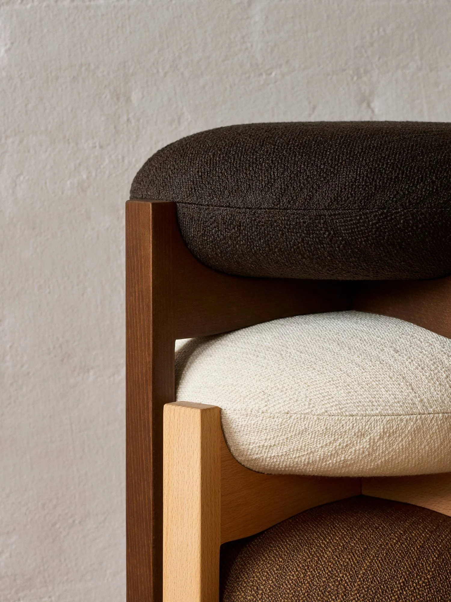 Tabouret Pioneer haut, Odino RC41 dark brown-hêtre laqué foncé Fredericia Furniture