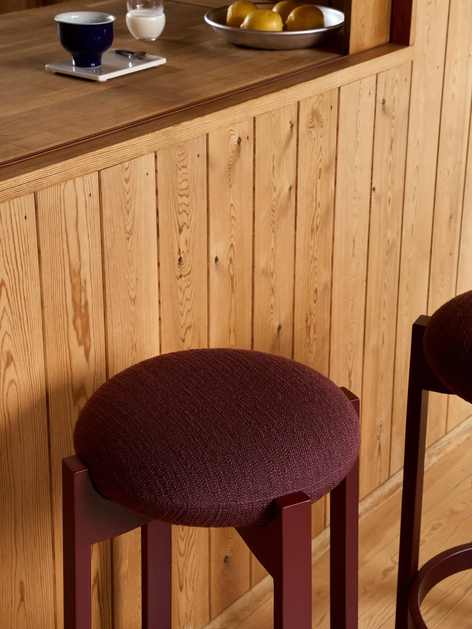 Tabouret Pioneer haut, Odino RC43 bordeaux-bordeaux hêtre Fredericia Furniture
