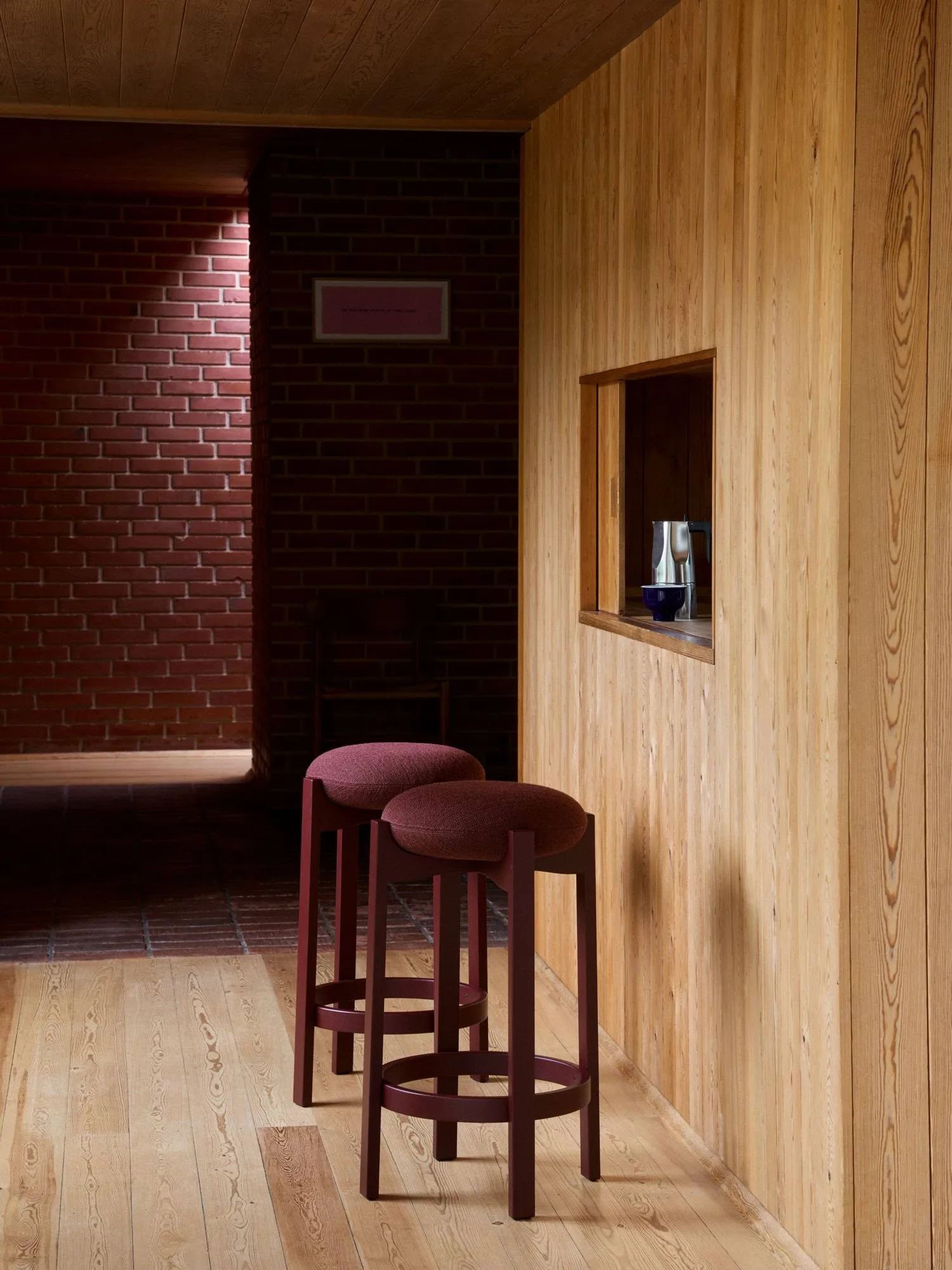 Tabouret Pioneer haut, Odino RC43 bordeaux-bordeaux hêtre Fredericia Furniture