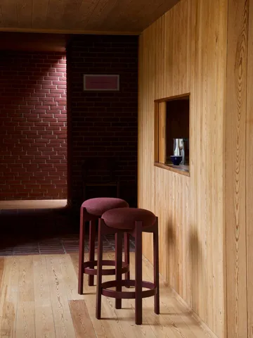 Tabouret Pioneer haut - Odino RC43 bordeaux-bordeaux hêtre - Fredericia Furniture