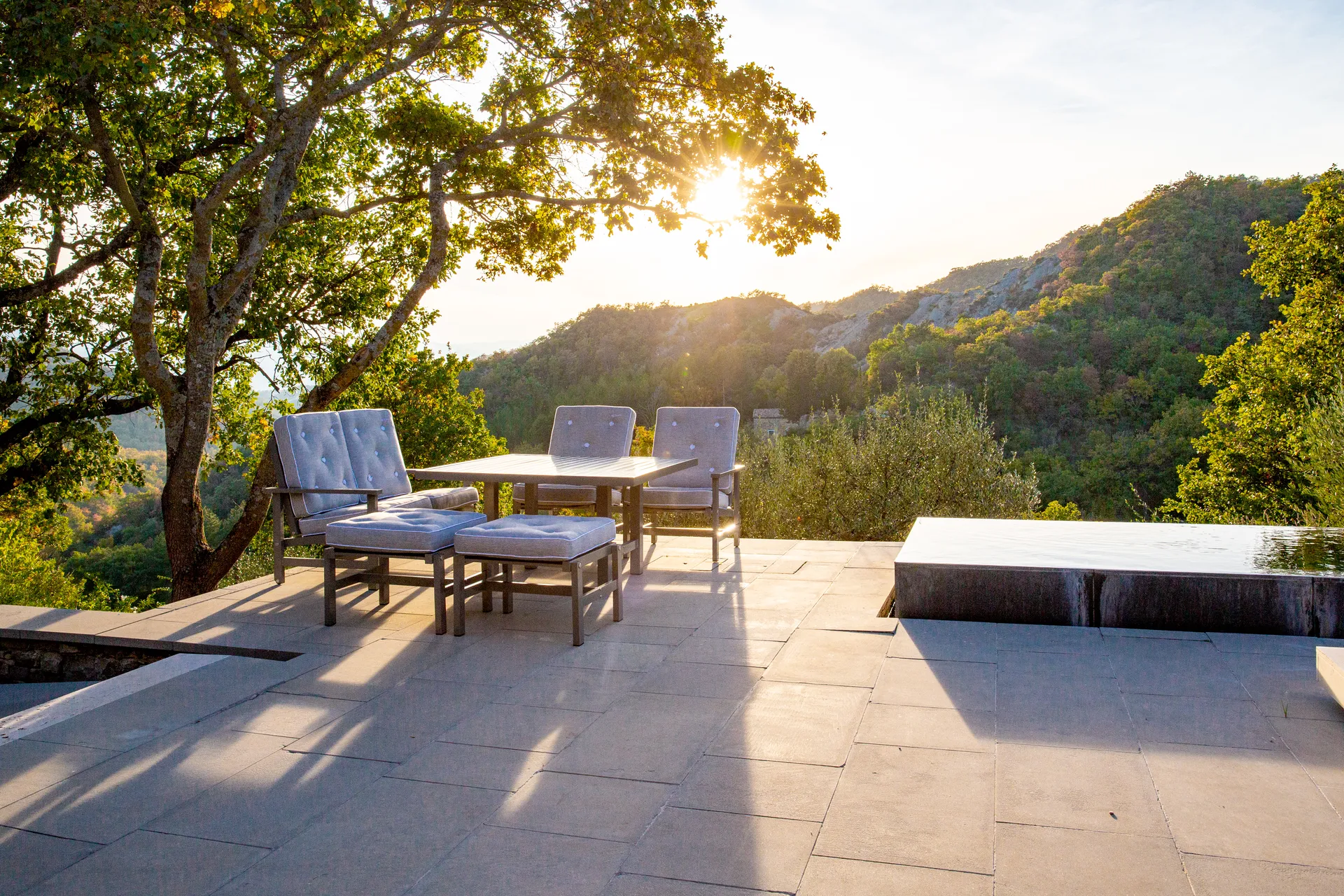 Table 65, Gris, 124×133×66 cm Fri Form