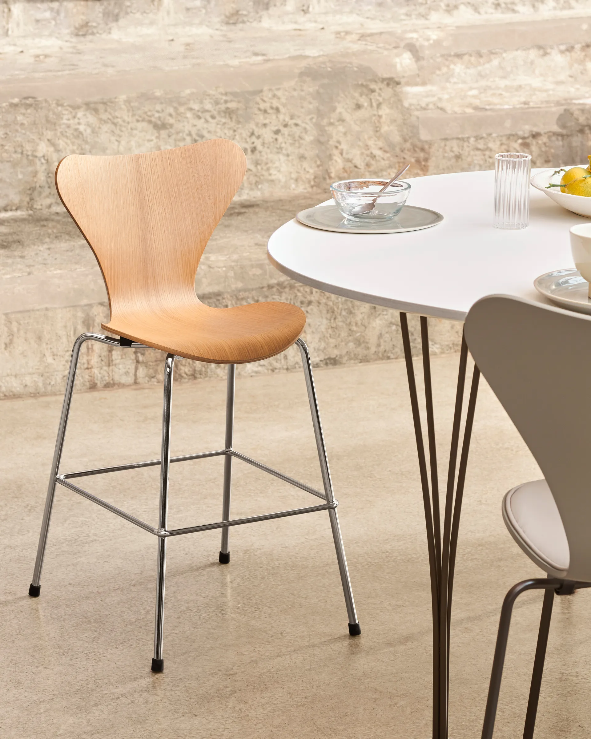 Chaise 3177 Series 7 Junior chrome, Lacquered oak veneer Fritz Hansen