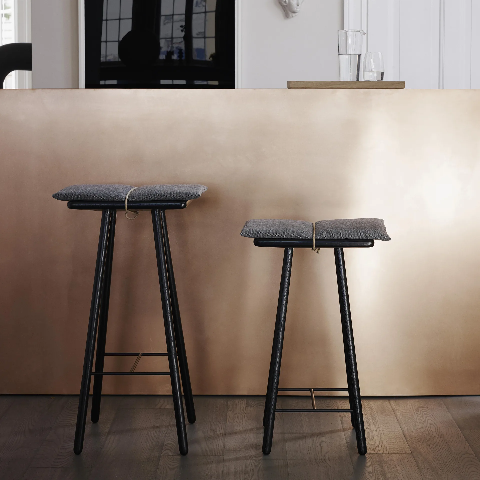 Tabouret de bar Georg bas, Chêne laqué noir Fritz Hansen