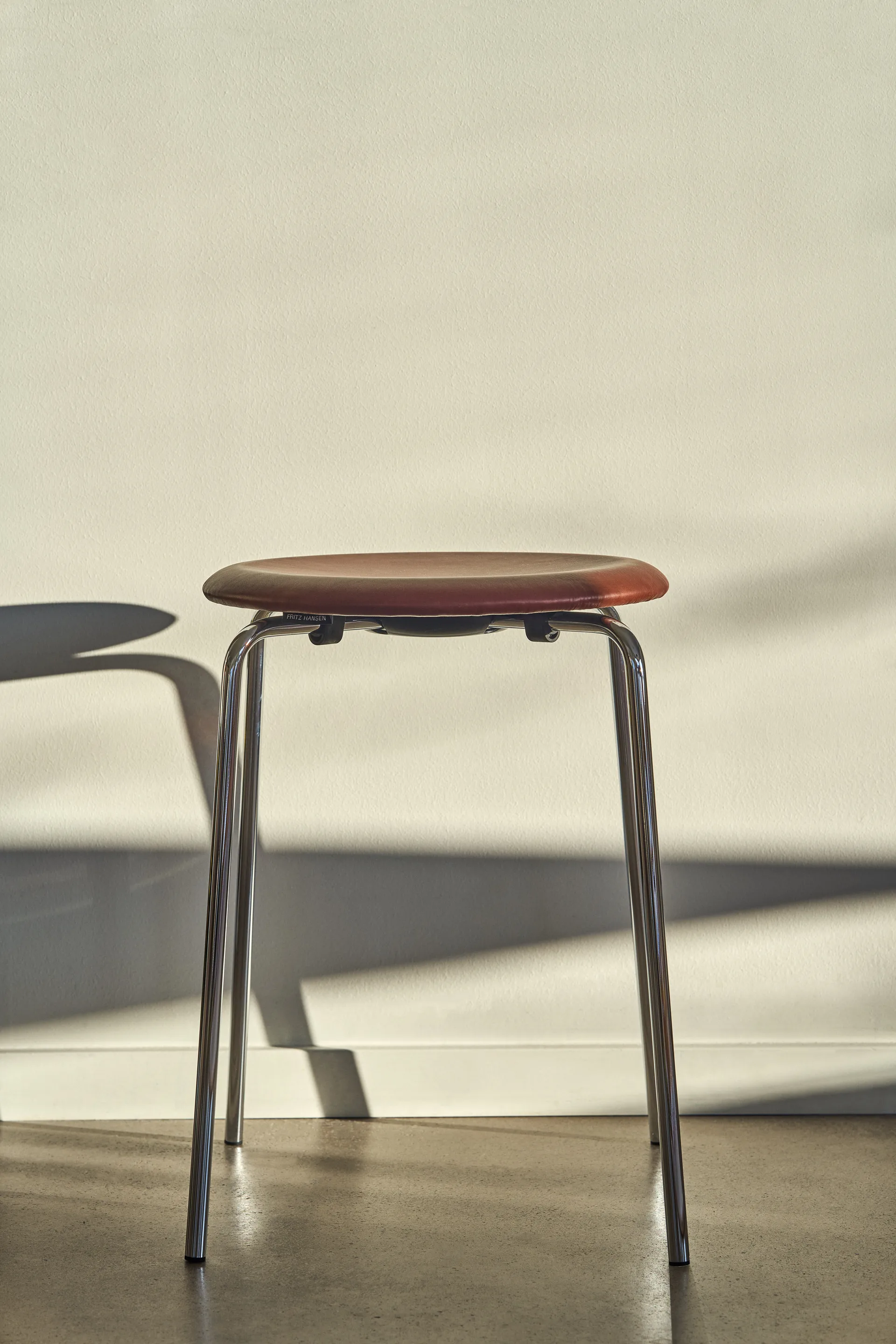 Tabouret en cuir Dot, Chestnut Fritz Hansen