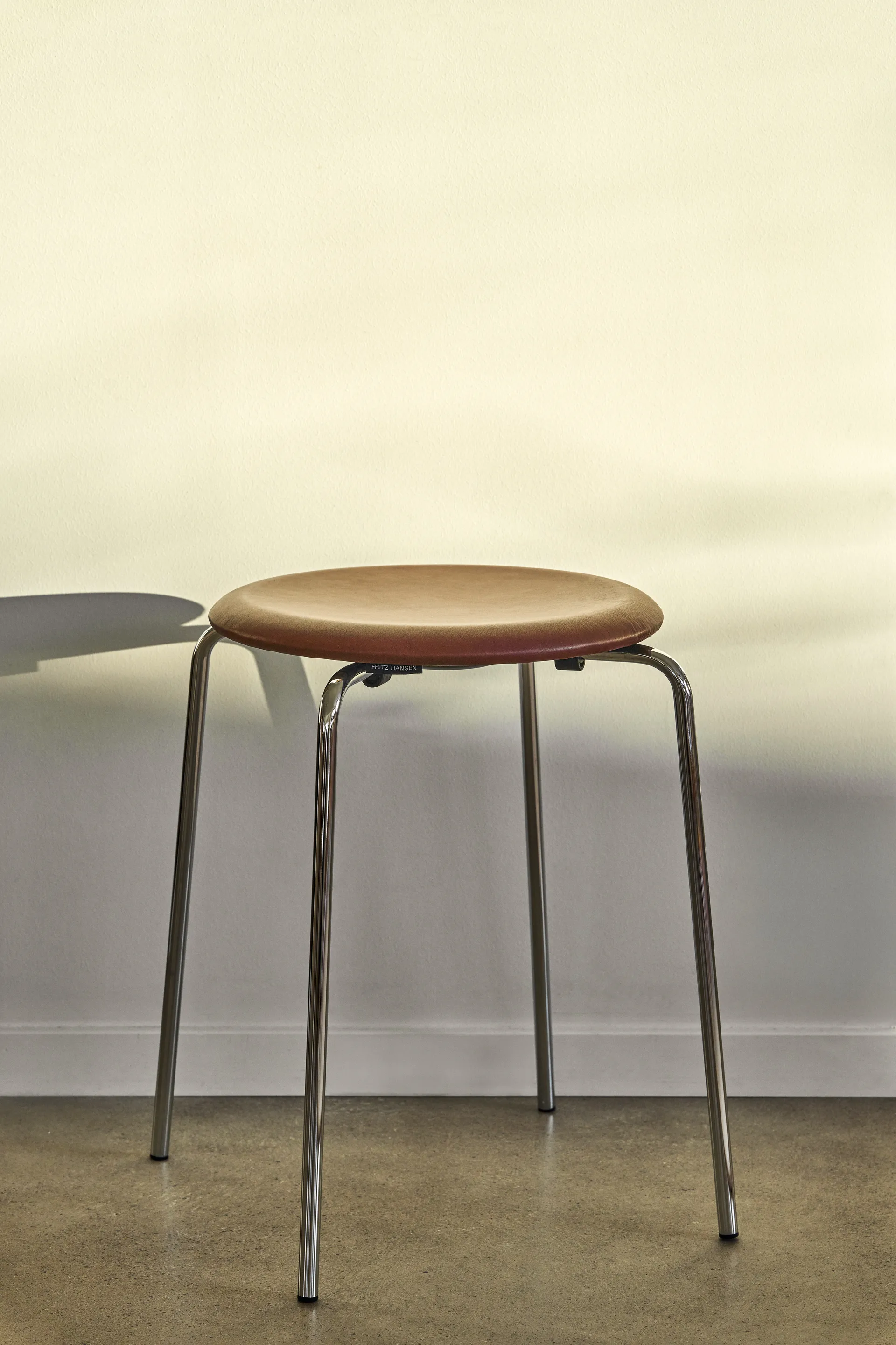 Tabouret en cuir Dot, Chestnut Fritz Hansen