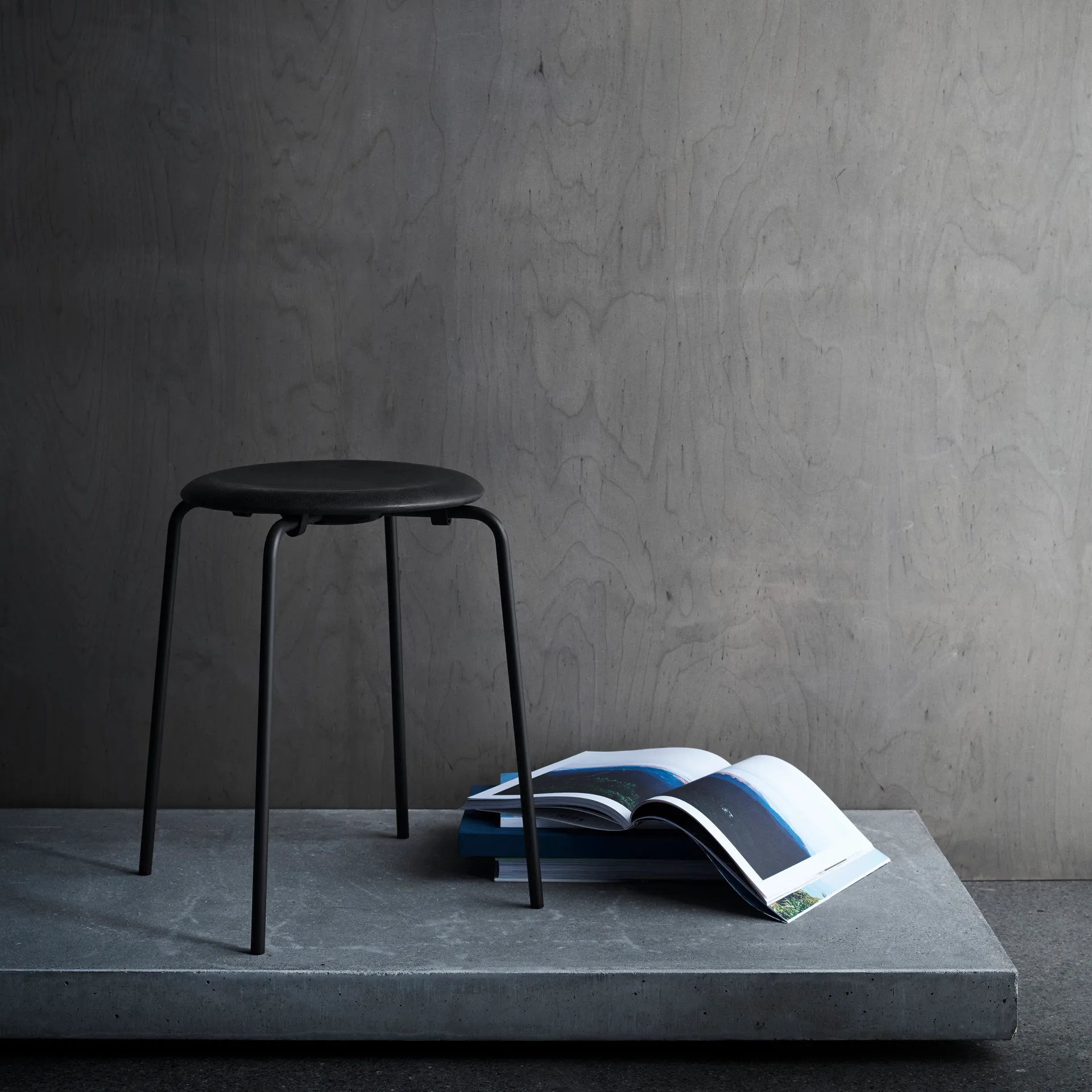 Tabouret en cuir Dot, Noir cow-boy Fritz Hansen