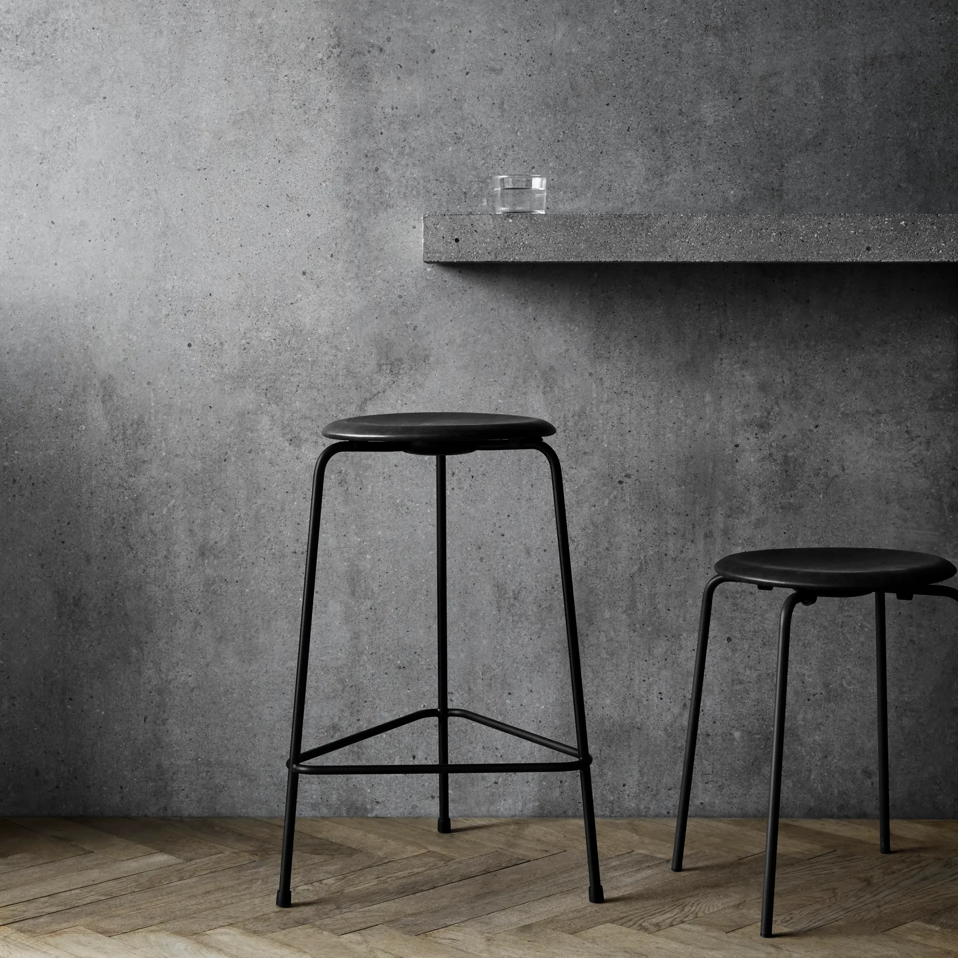Tabouret en cuir Dot, Noir cow-boy Fritz Hansen