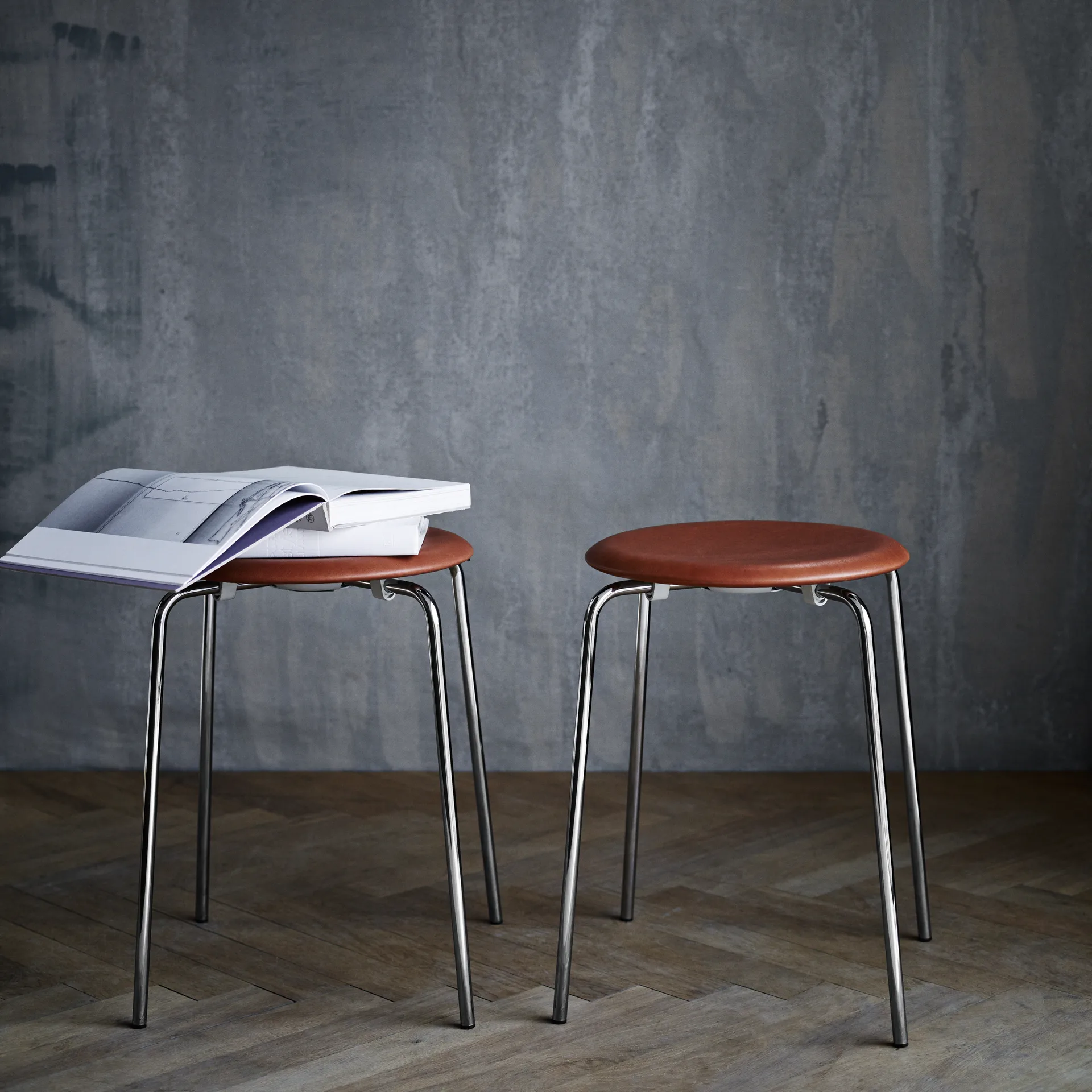 Tabouret en cuir Dot, Noyer Fritz Hansen