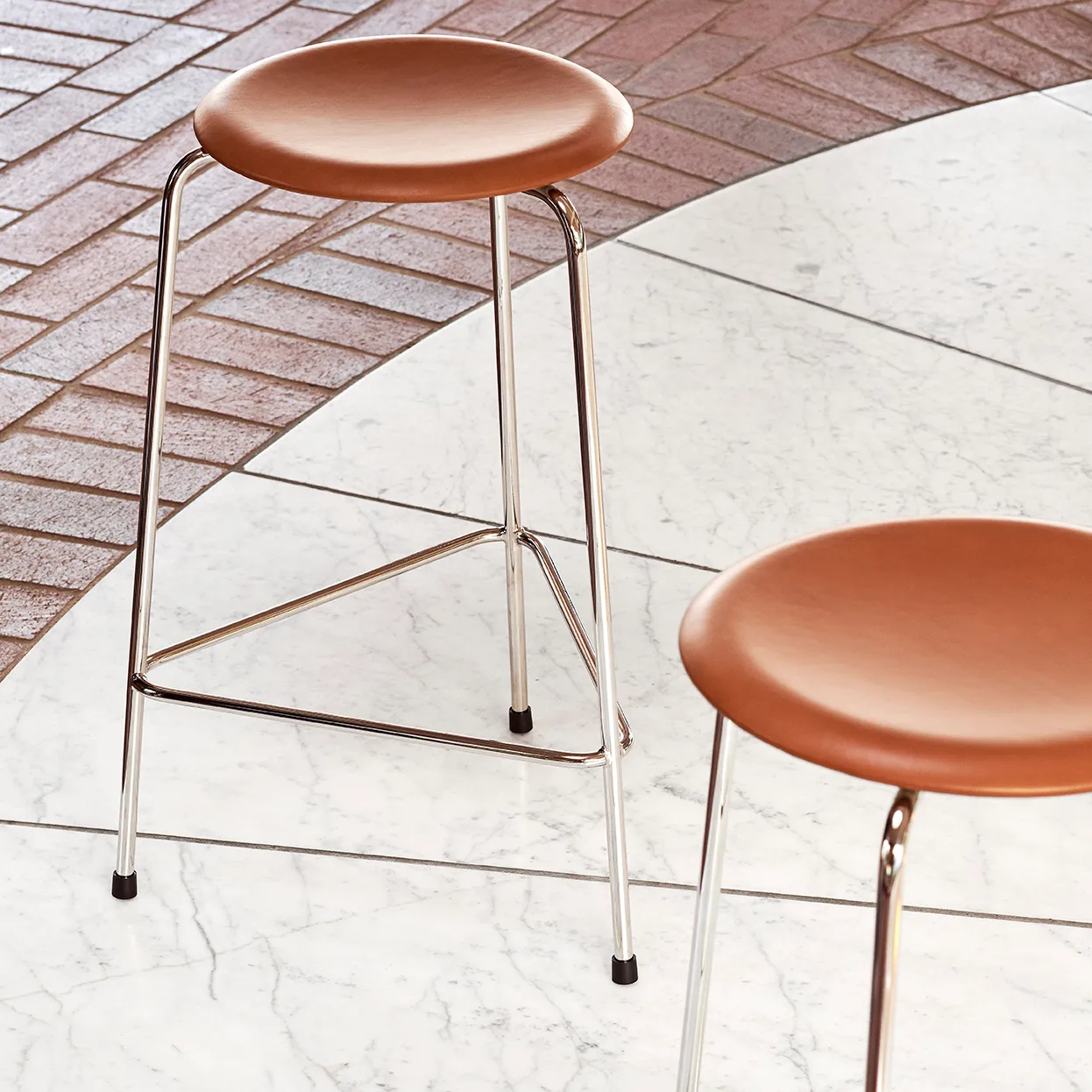 Tabouret haut en cuir Dot, Wild leather walnut Fritz Hansen