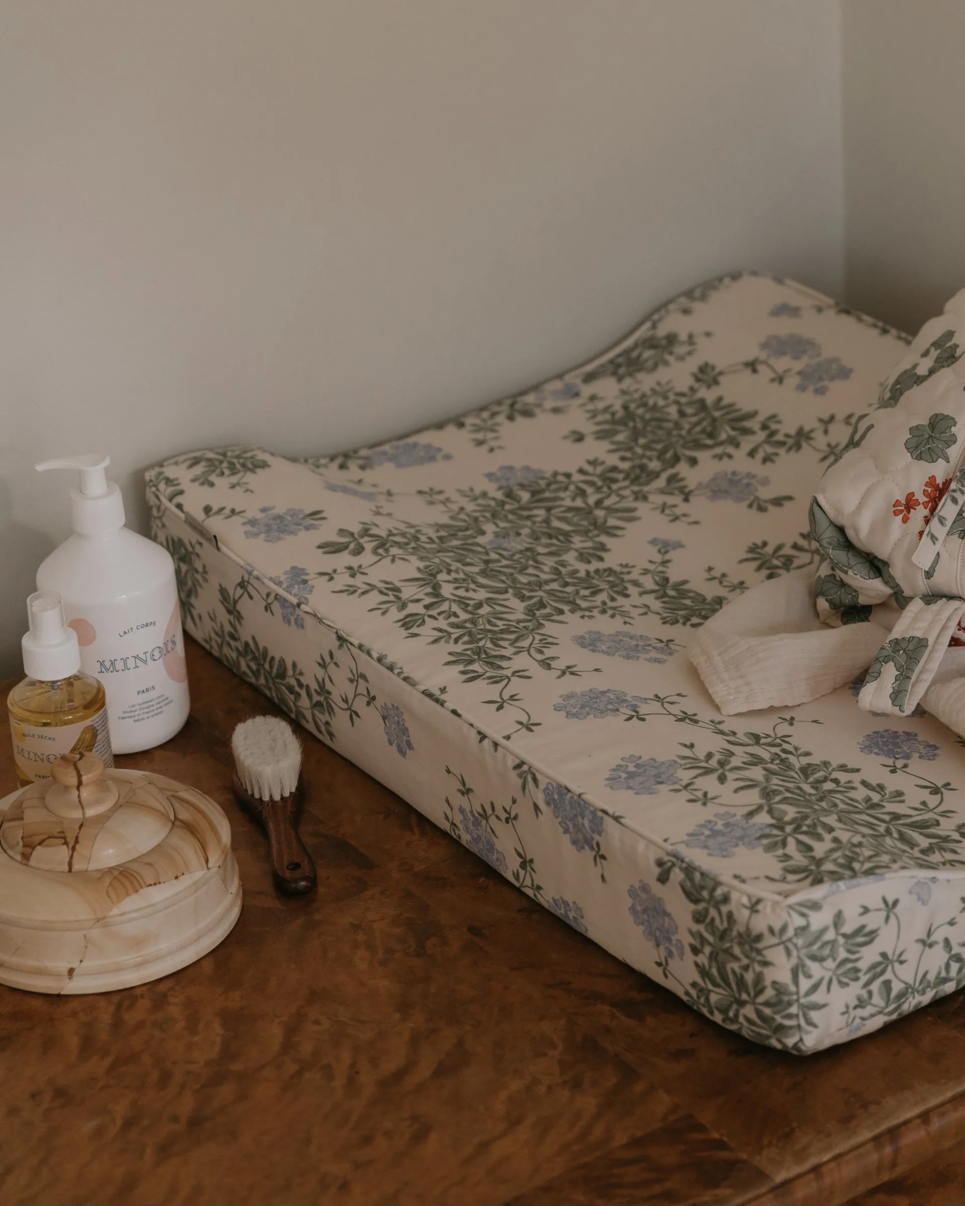 Table à langer Plumbago matelassée en satin, 50x65x9 cm Garbo&Friends