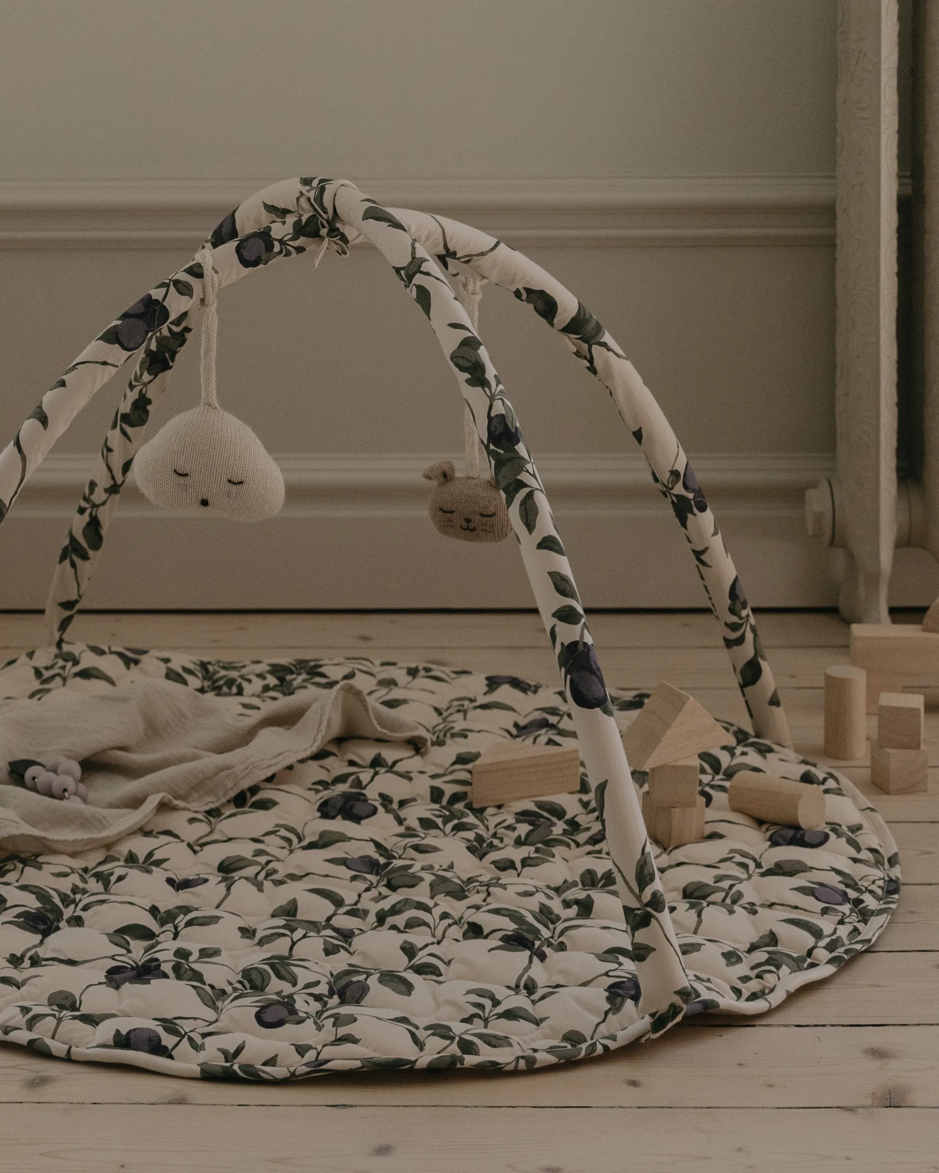 Tapis d'éveil Plum matelassé en satin, Ø90 cm Garbo&Friends