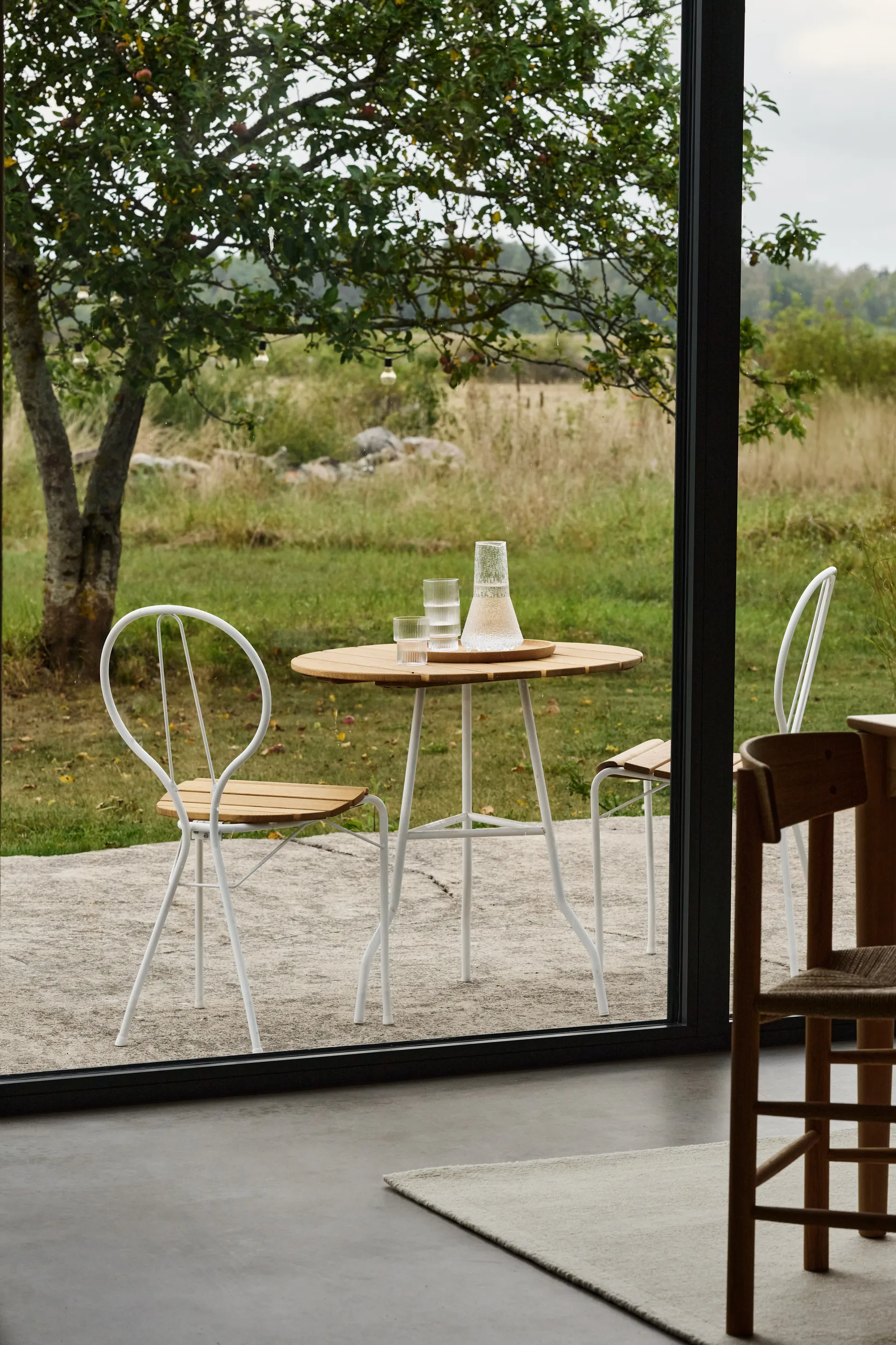 Chaise Pia, Structure en acier laqué blanc - chêne huilé Gärsnäs