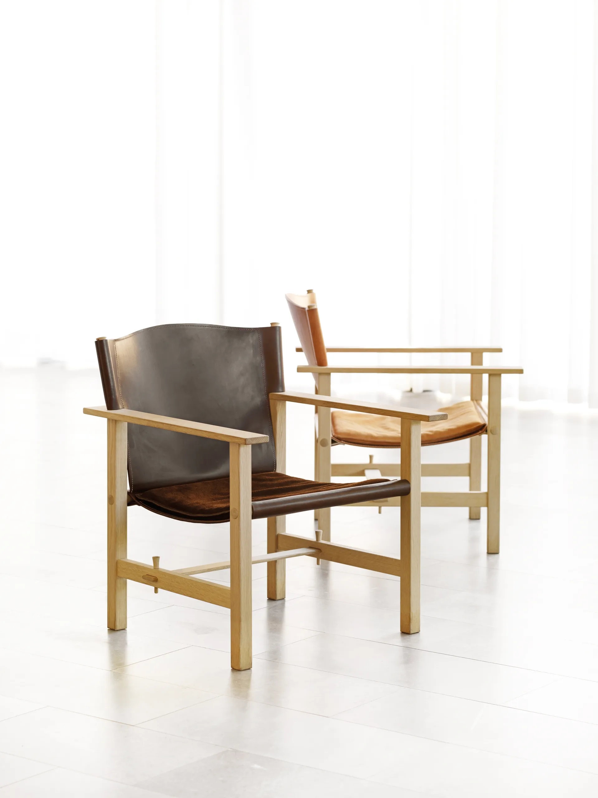 Fauteuil Ferdinand, Chêne non traité - cuir Tärnsjö marron foncé Gärsnäs